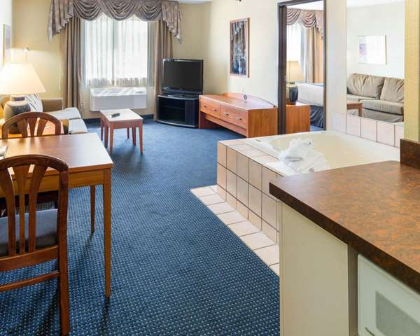 Suite - Quality Inn Lakeville