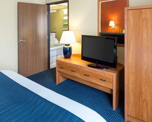 Suite - Quality Inn Lakeville