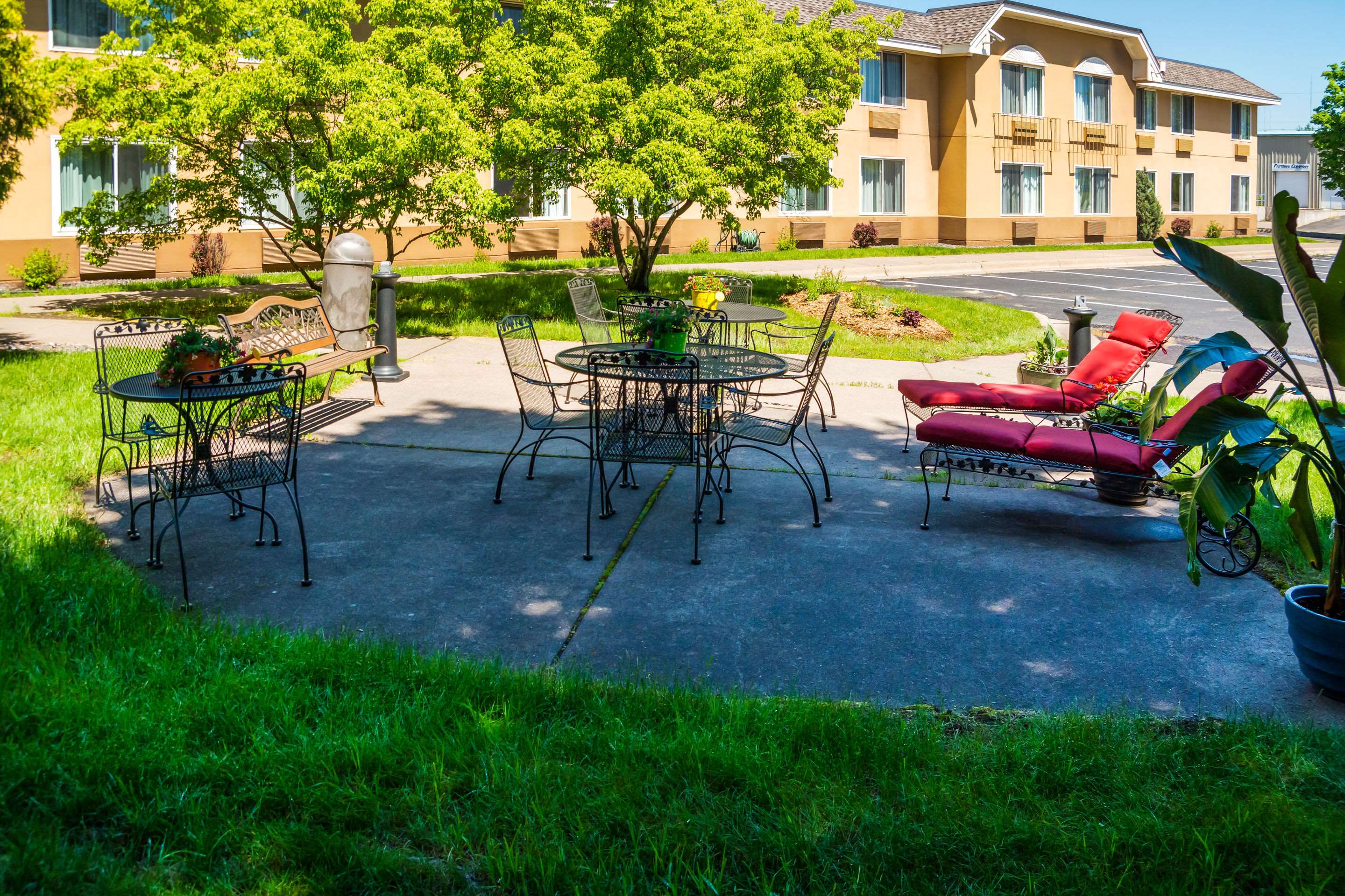 Hotel patio | Comfort Inn Duluth-West