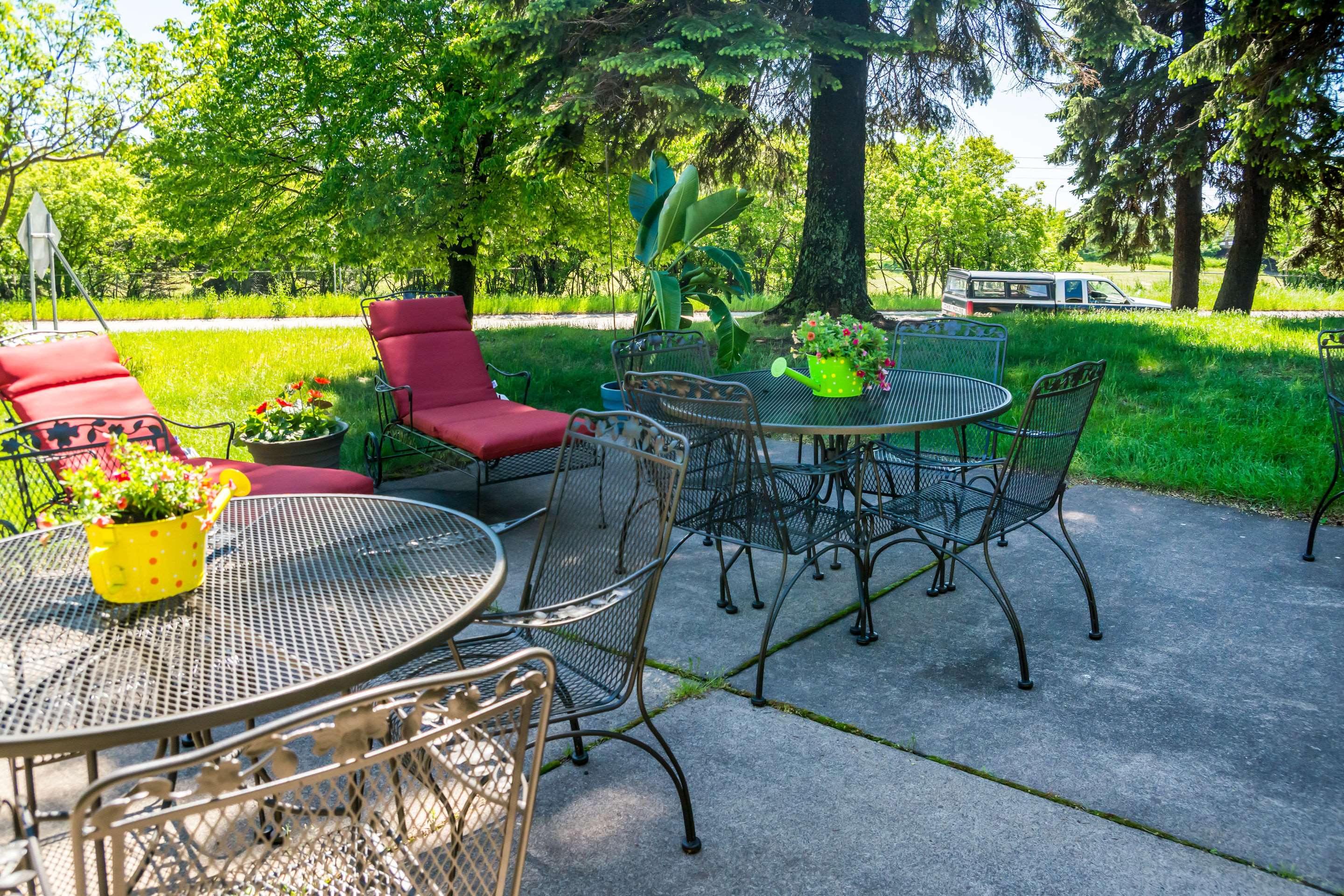 Hotel patio | Comfort Inn Duluth-West