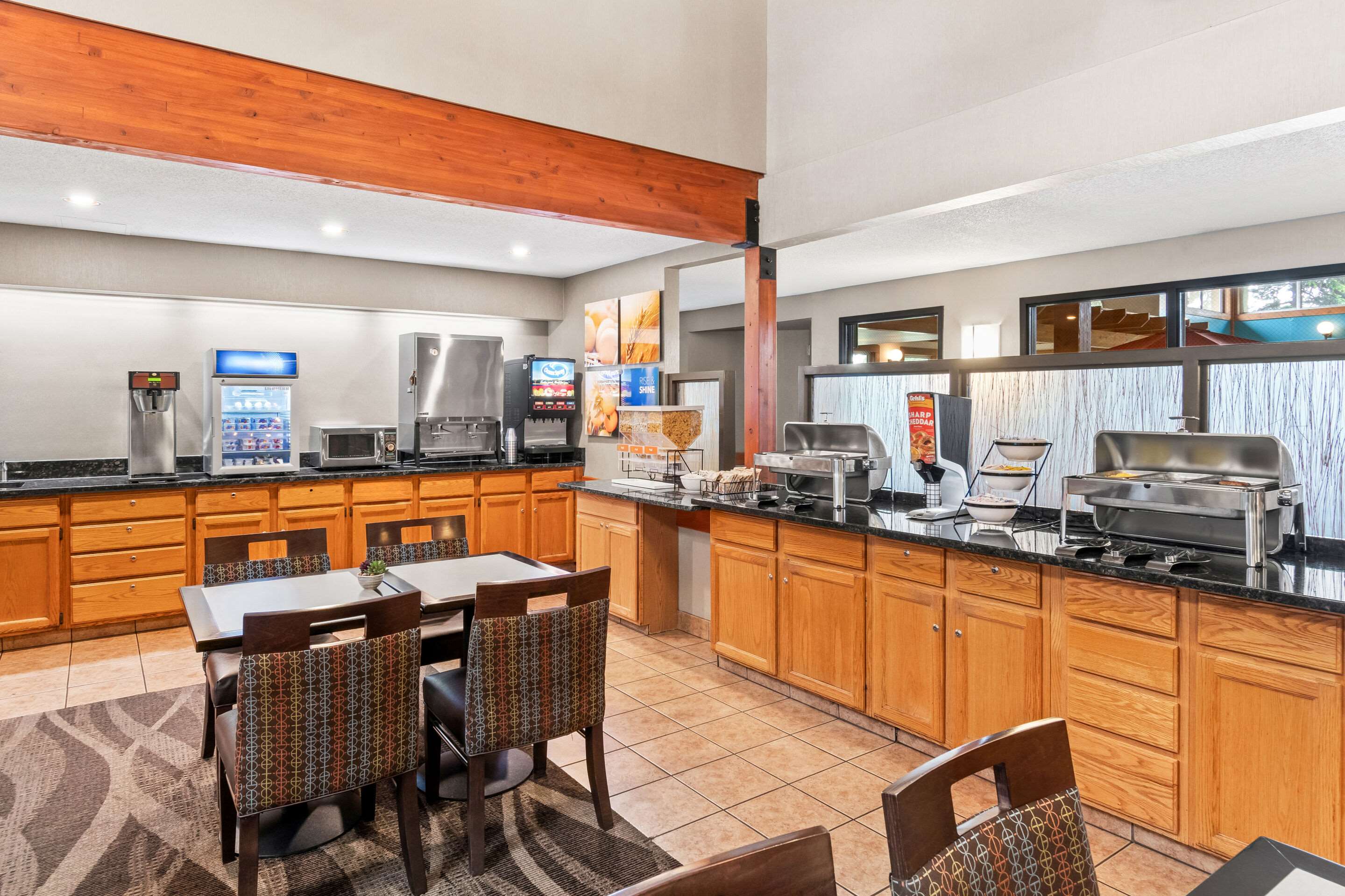 Breakfast area | Comfort Inn Duluth-West