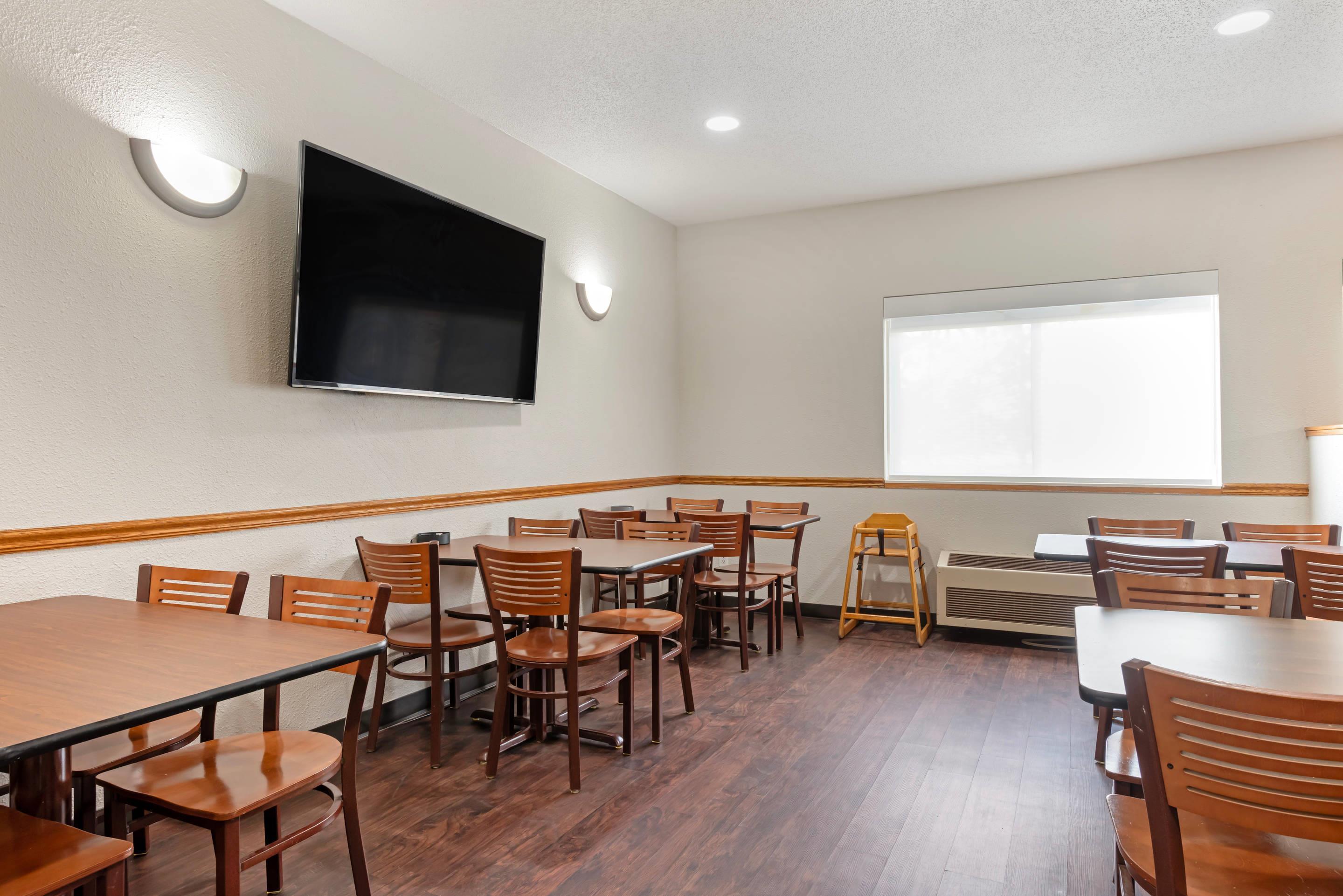 Breakfast area | Quality Inn Bemidji