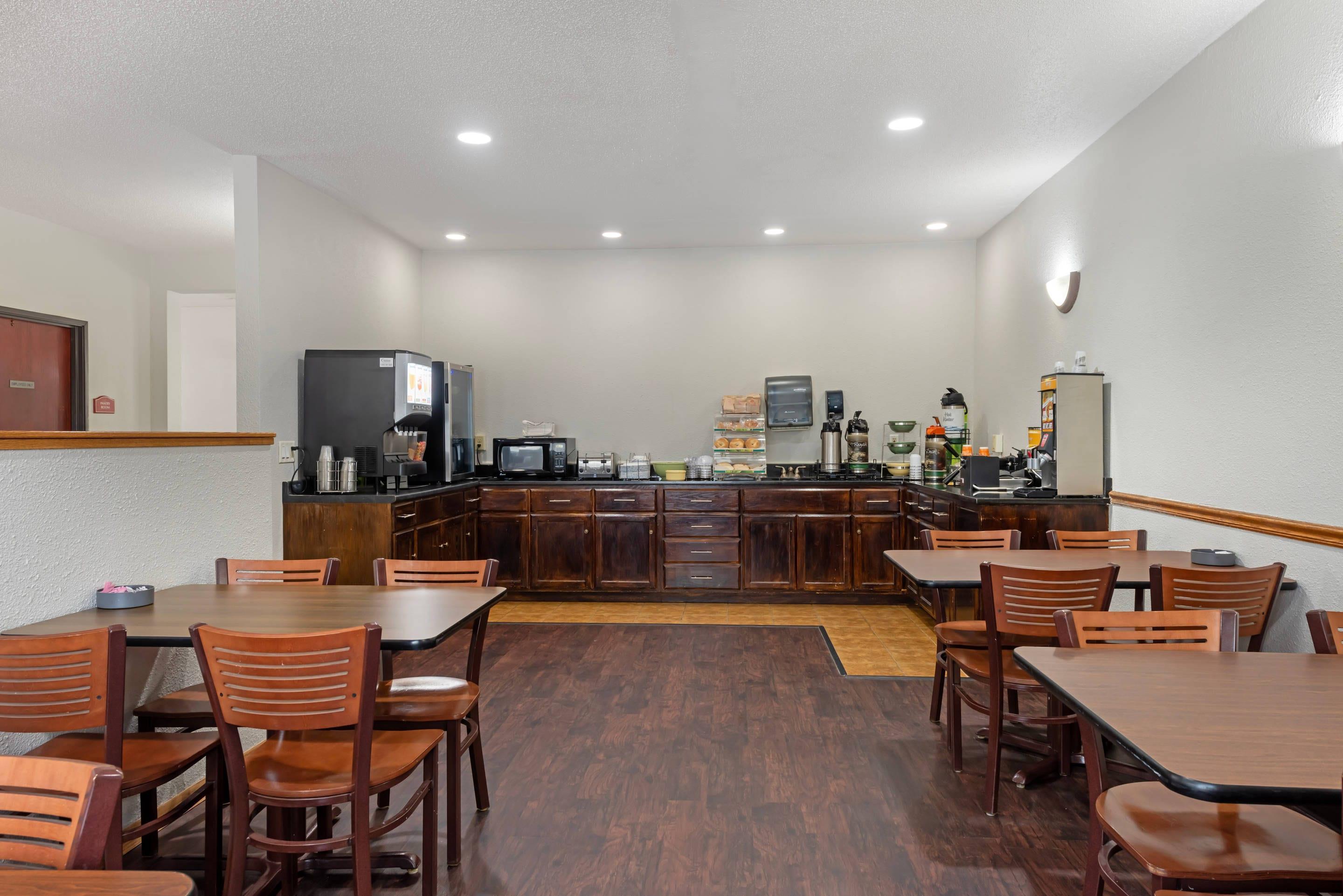 Breakfast area | Quality Inn Bemidji