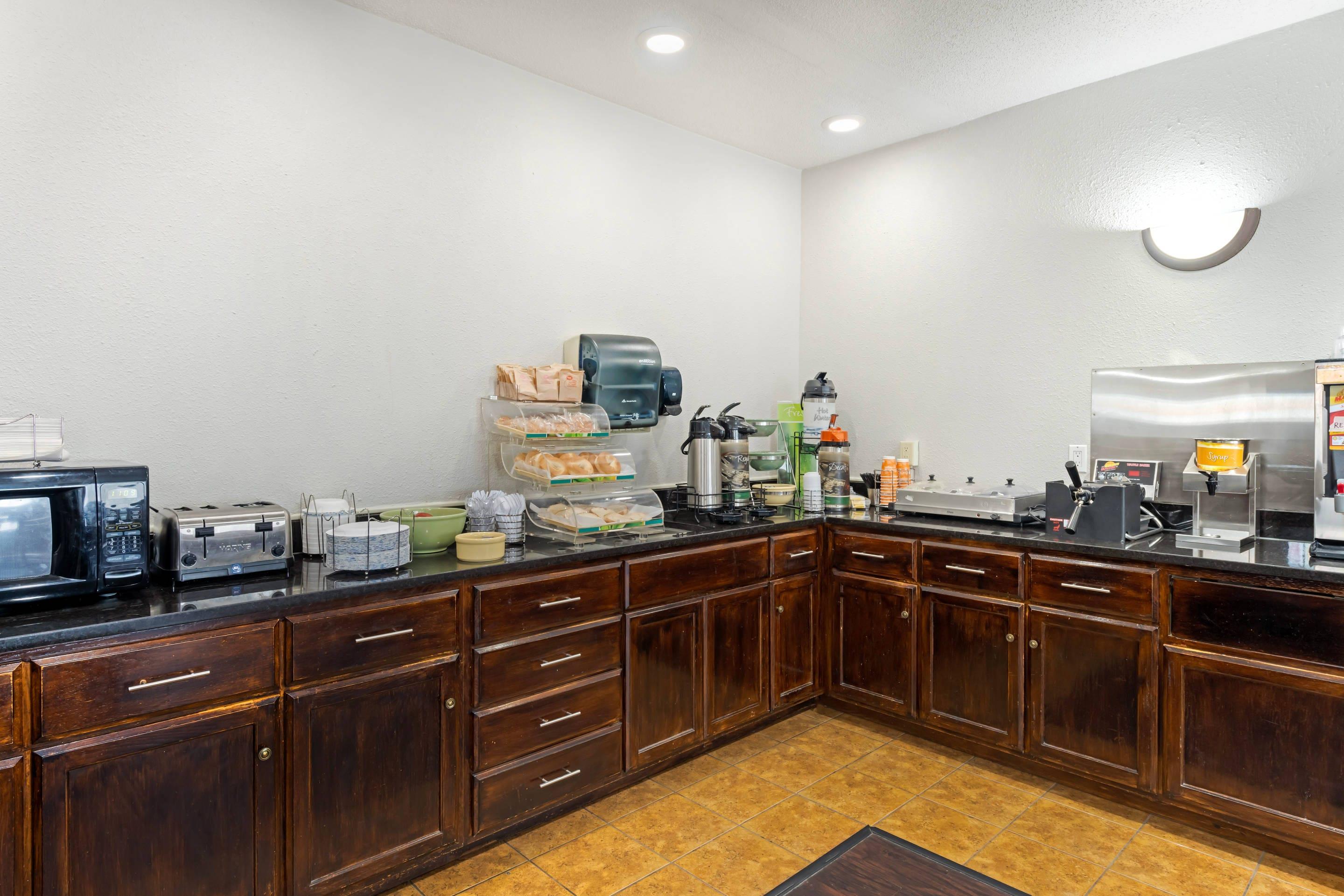 Breakfast area | Quality Inn Bemidji