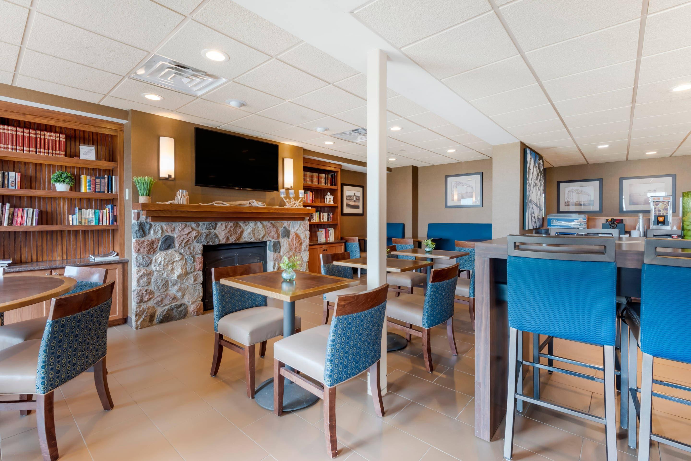 Enjoy breakfast in this seating area | Lift Bridge Lodge, Ascend Hotel Collection