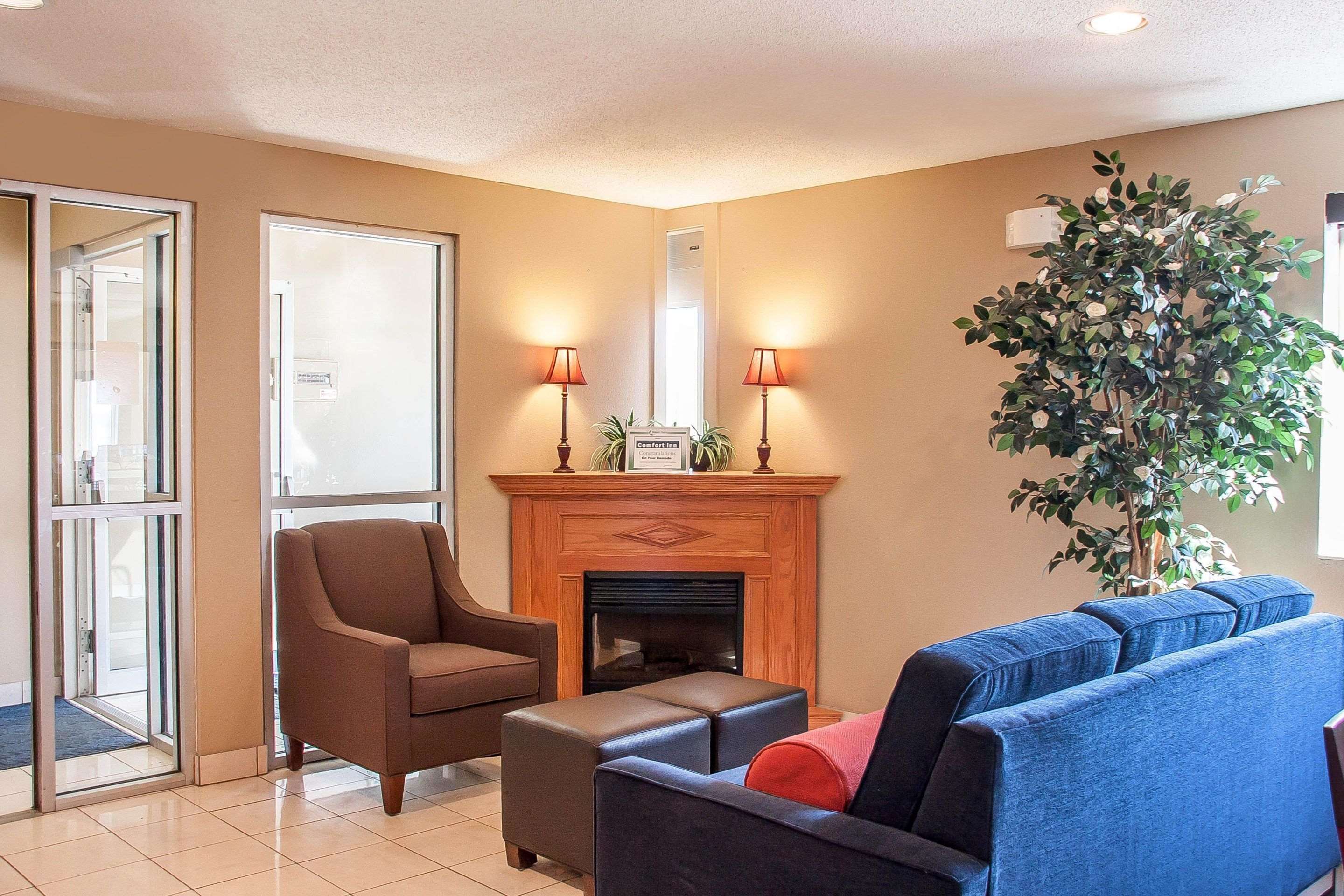Lobby with sitting area | Comfort Inn Fergus Falls