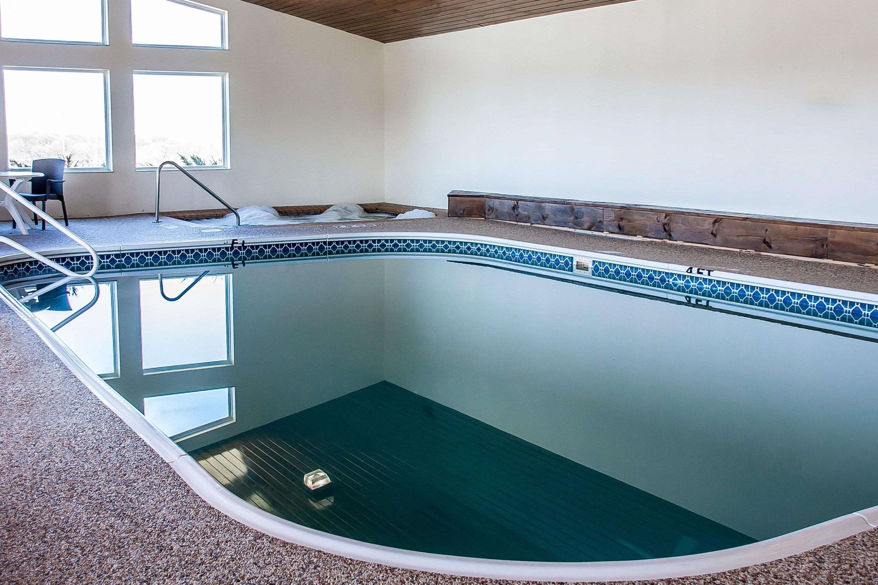 Indoor pool with hot tub | Comfort Inn Fergus Falls
