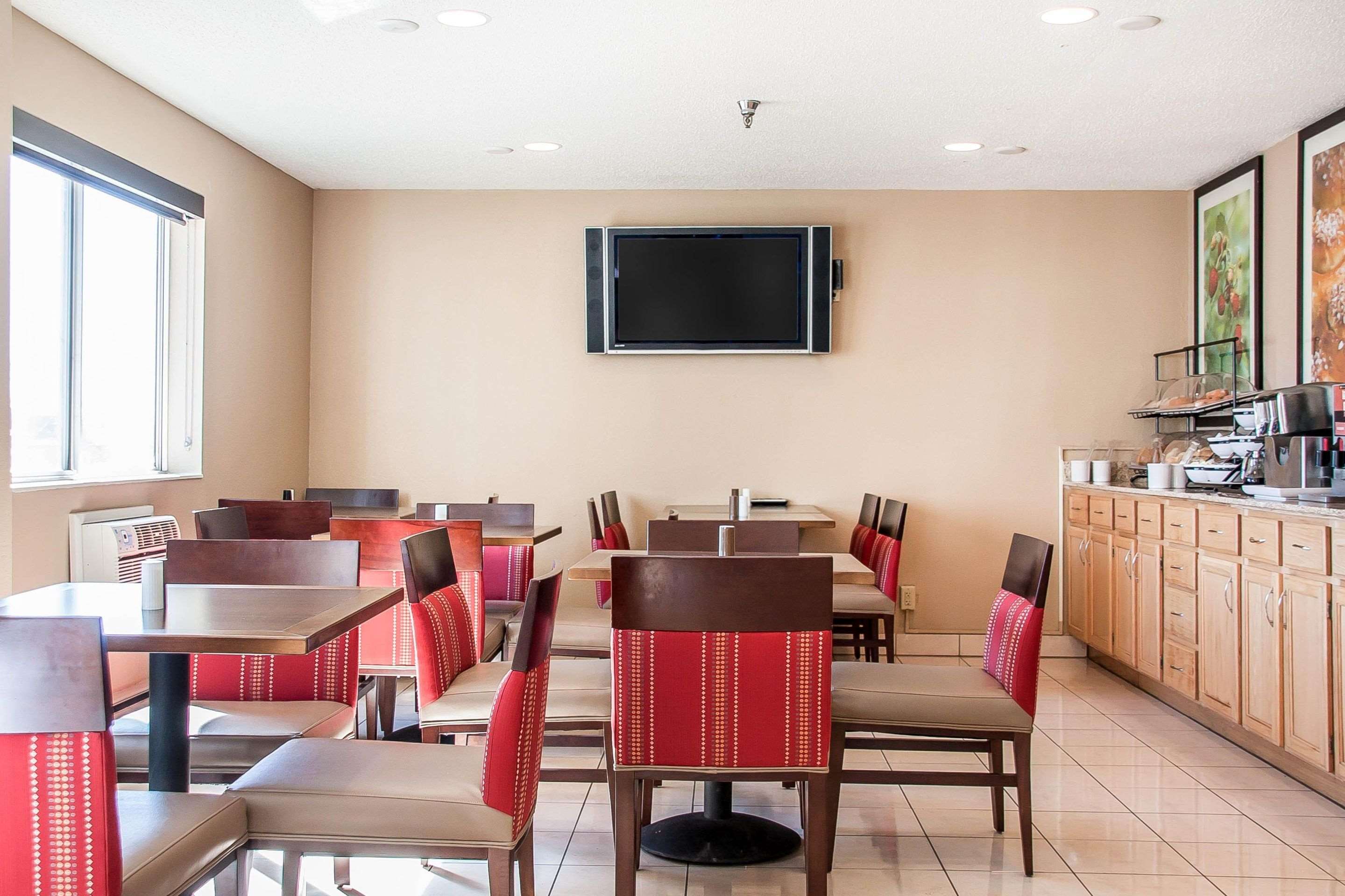 Spacious breakfast area | Comfort Inn Fergus Falls