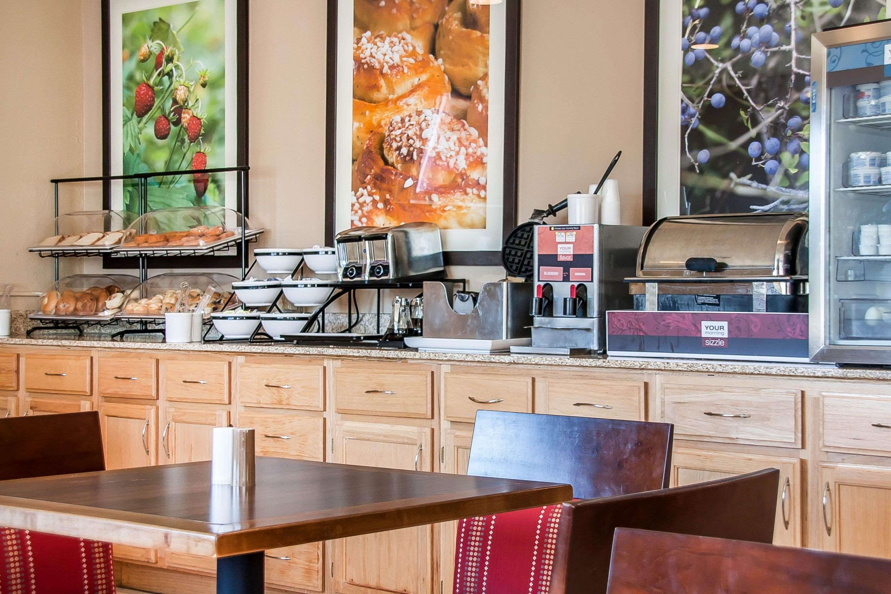 Enjoy breakfast in this seating area | Comfort Inn Fergus Falls