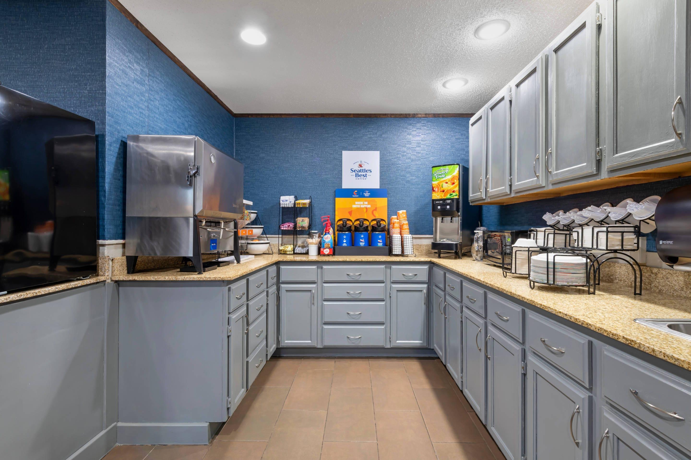 Breakfast area | Comfort Inn Fergus Falls