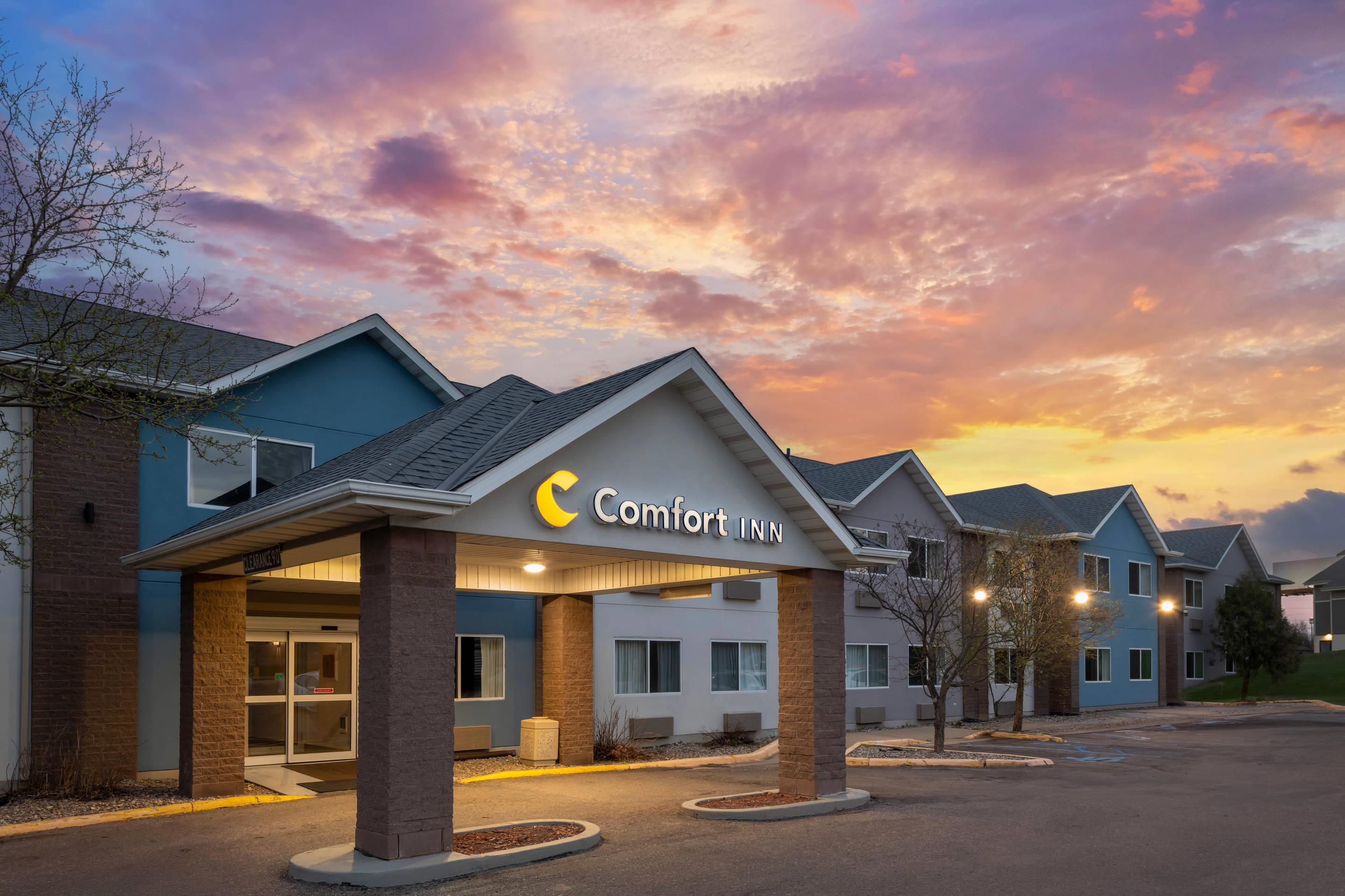Hotel at night | Comfort Inn Fergus Falls