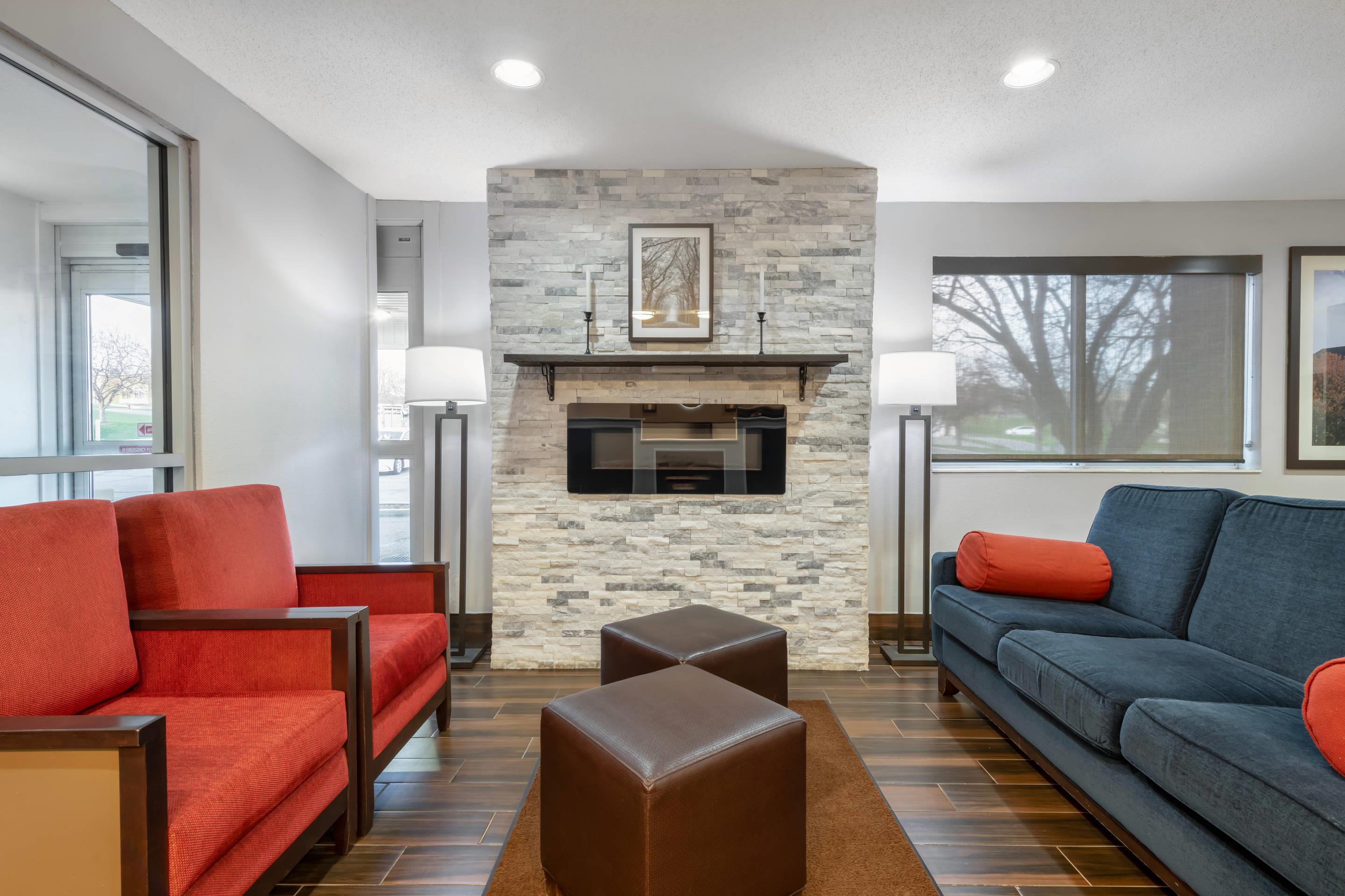 Lobby with sitting area | Comfort Inn Fergus Falls