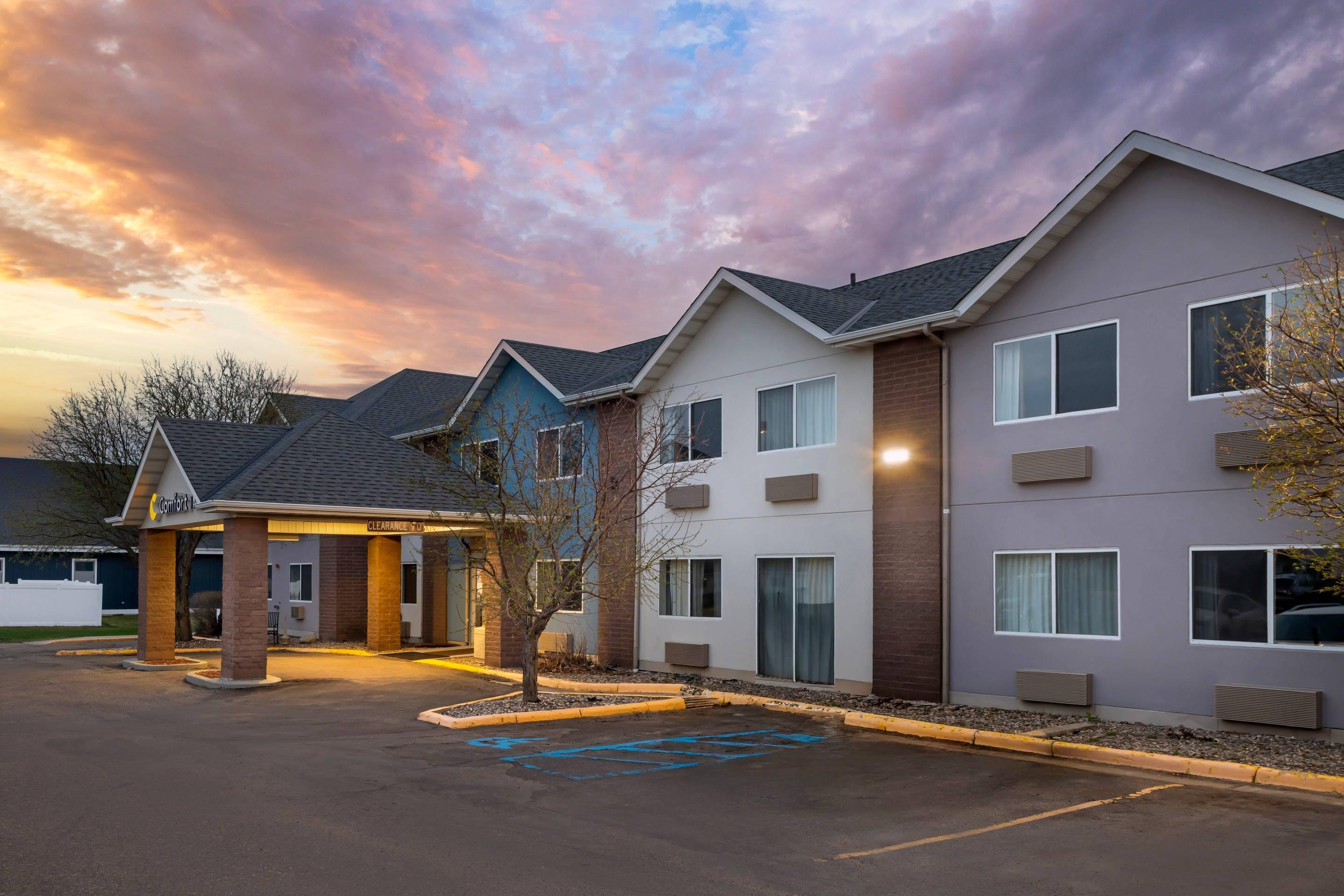 Hotel at night | Comfort Inn Fergus Falls