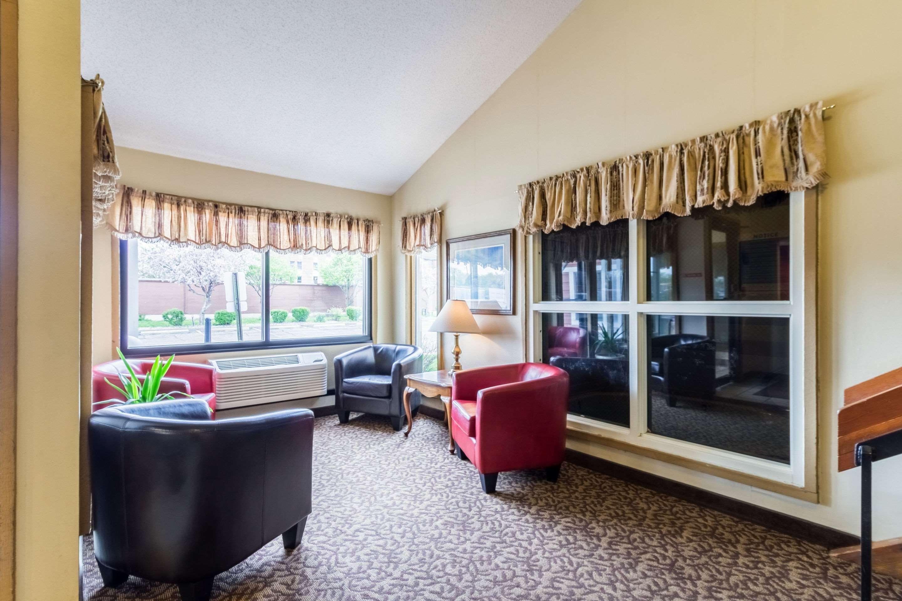 Hotel seating area | Rodeway Inn Red Wing