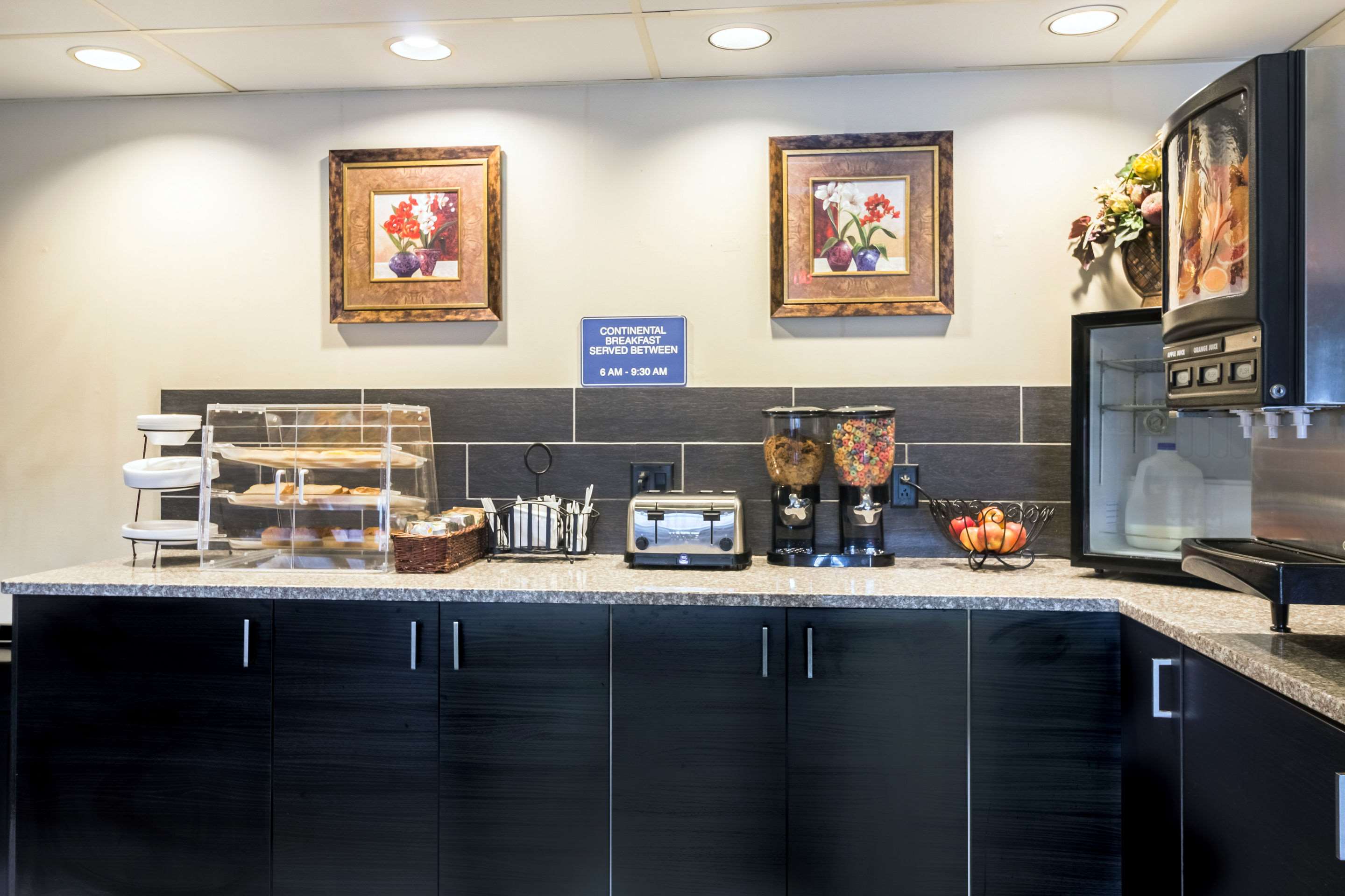 Breakfast area | Rodeway Inn Red Wing