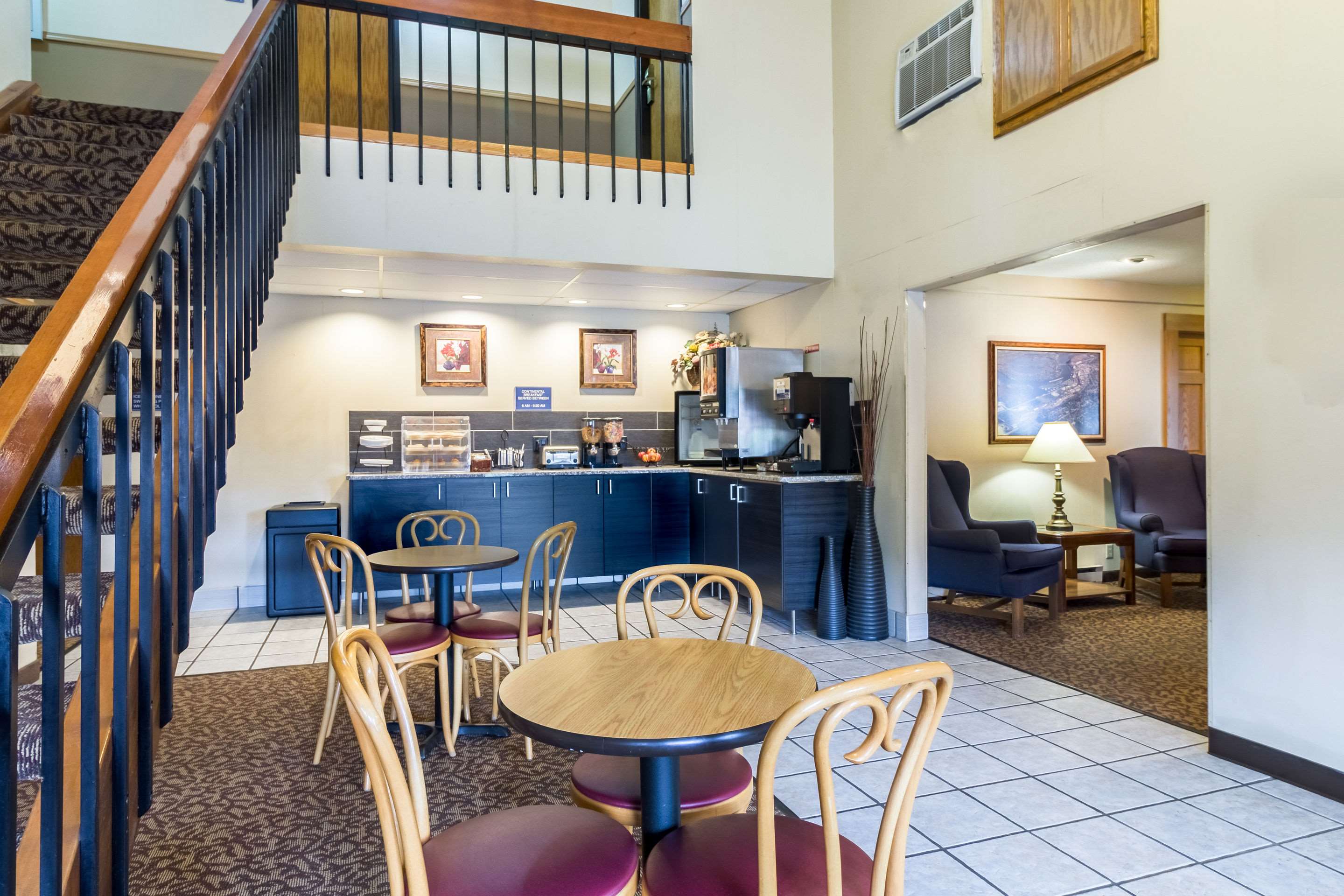 Breakfast seating | Rodeway Inn Red Wing