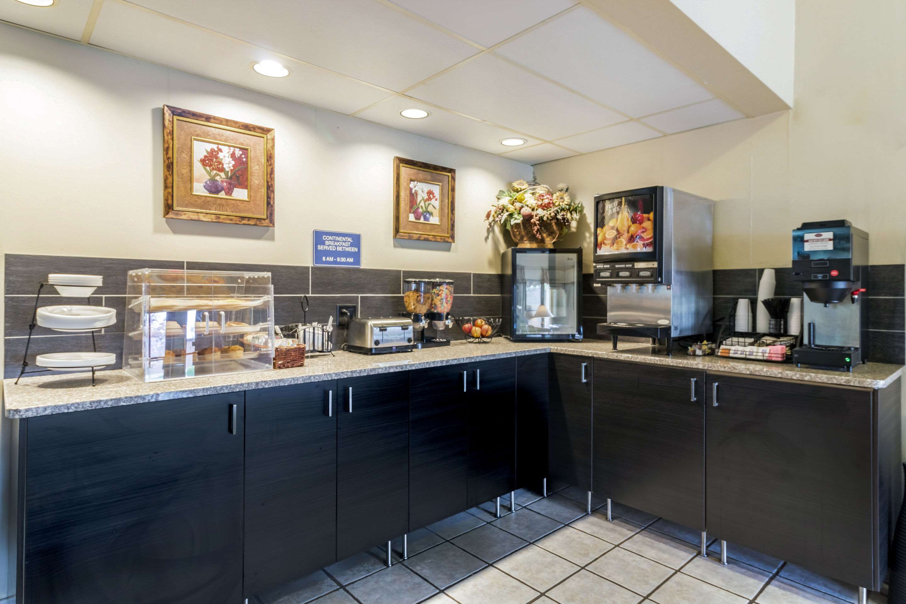 Hotel breakfast area | Rodeway Inn Red Wing