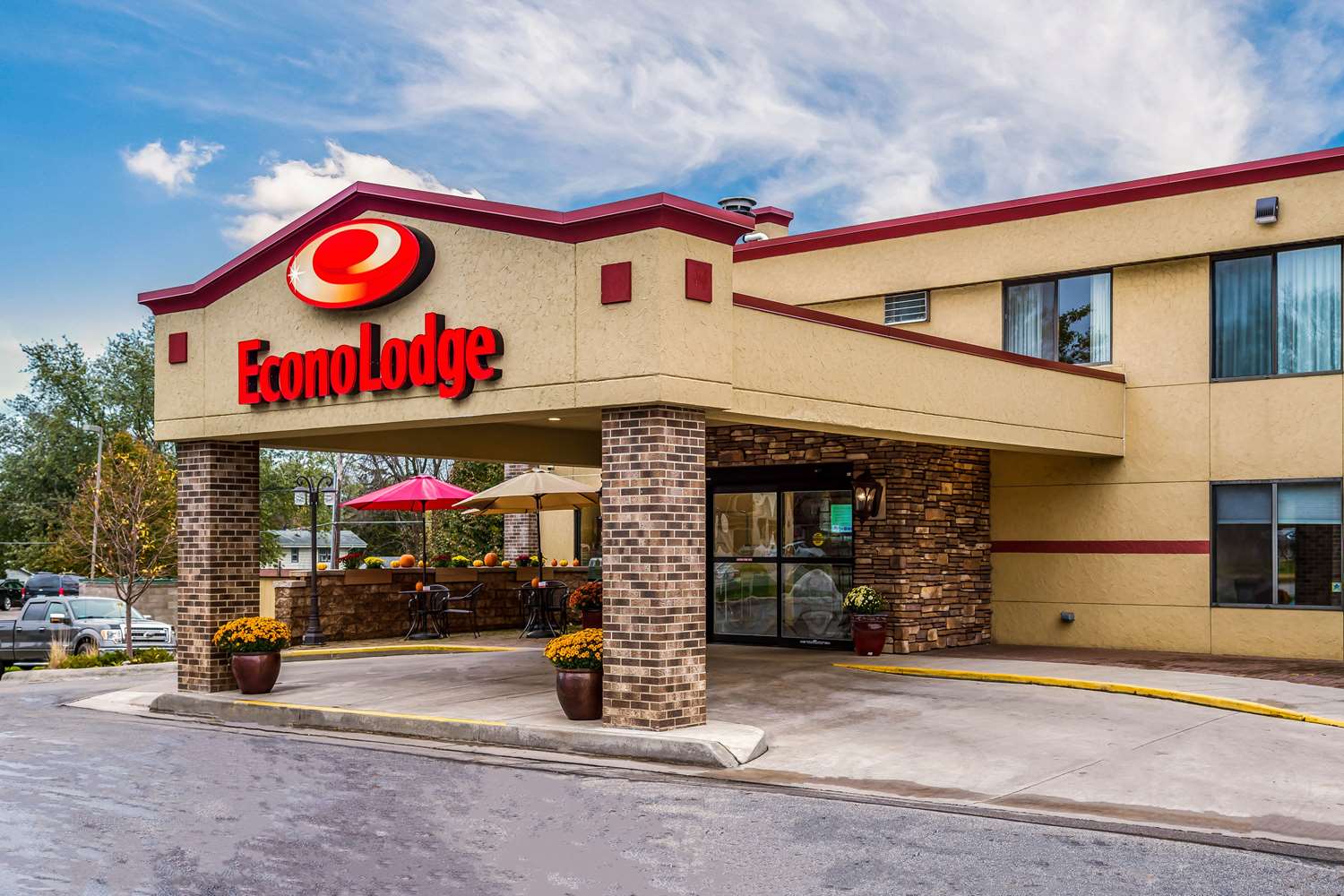 Econo Lodge South Rochester, MN See Discounts