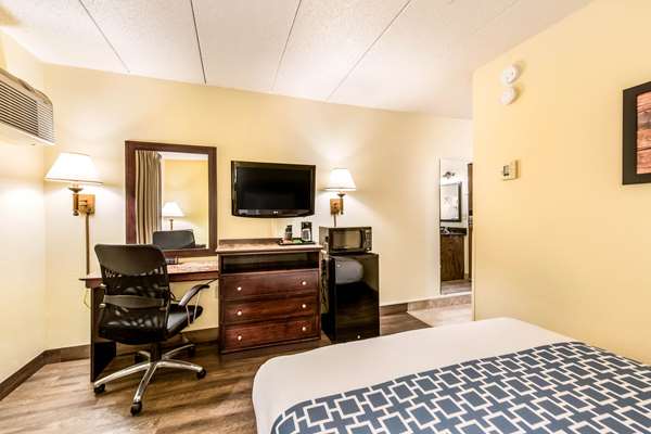  - Econo Lodge South Rochester