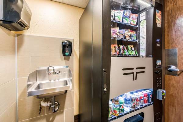  - Econo Lodge South Rochester