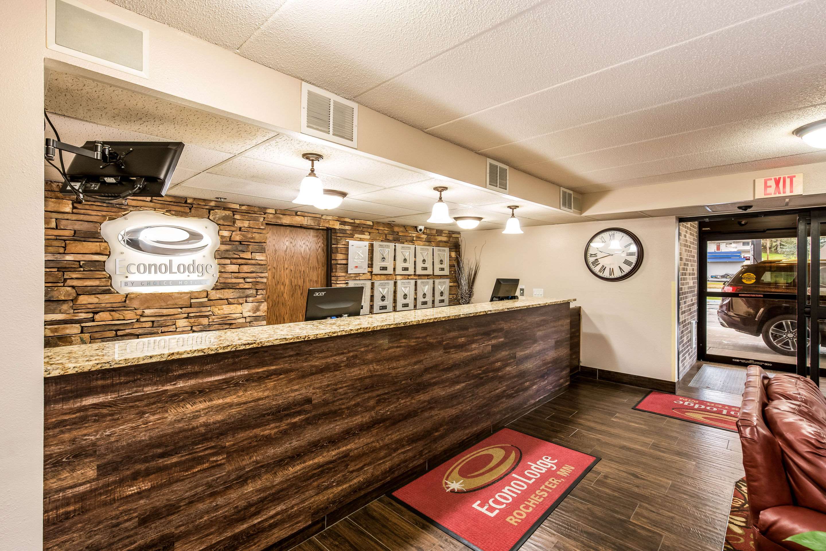 Front desk | Econo Lodge Mayo Clinic Area