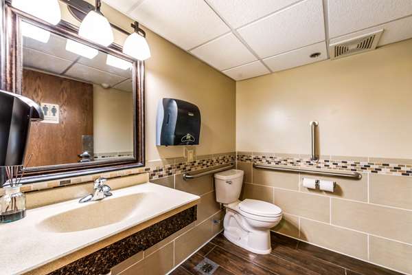  - Econo Lodge South Rochester