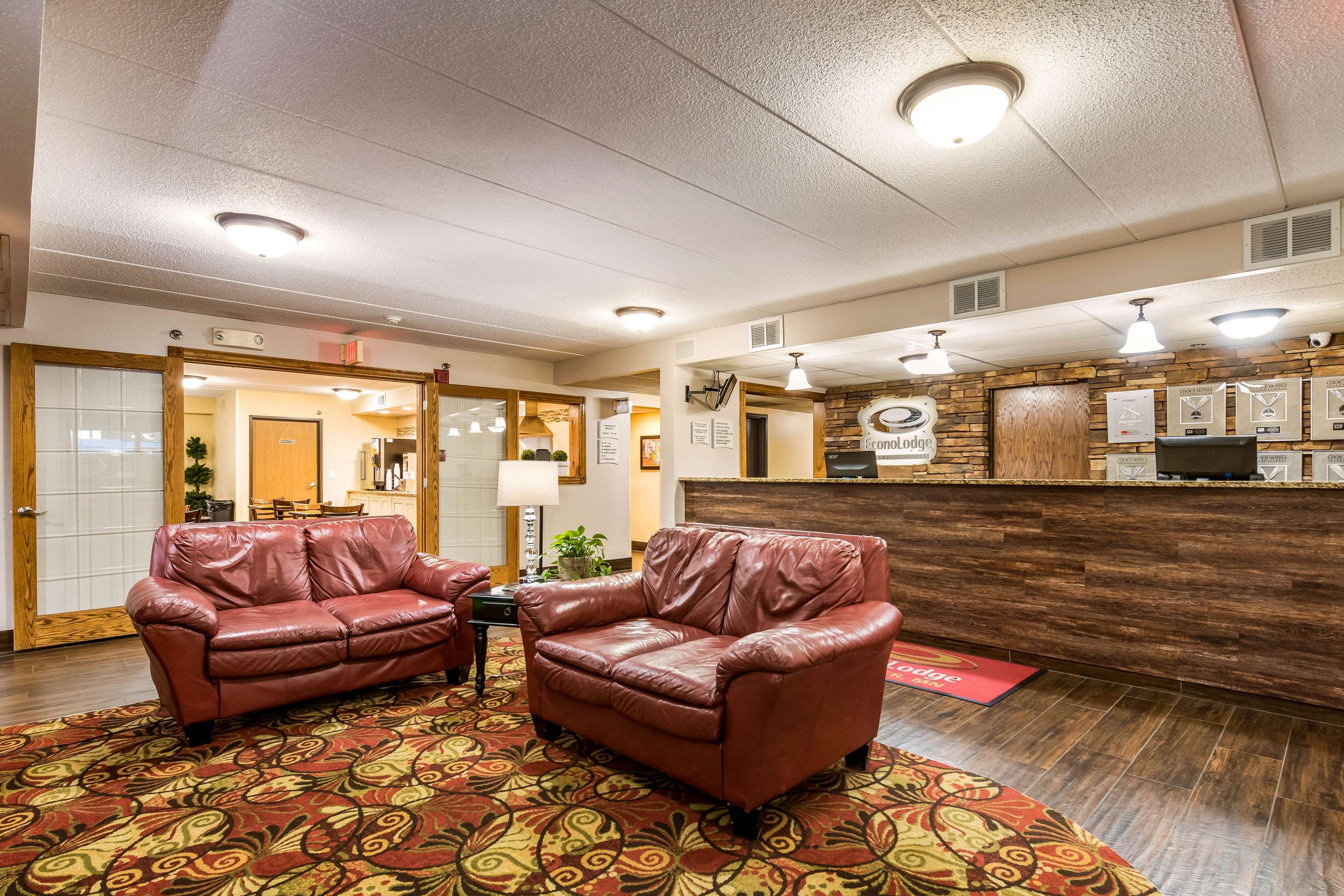 Spacious lobby with sitting area | Econo Lodge Mayo Clinic Area