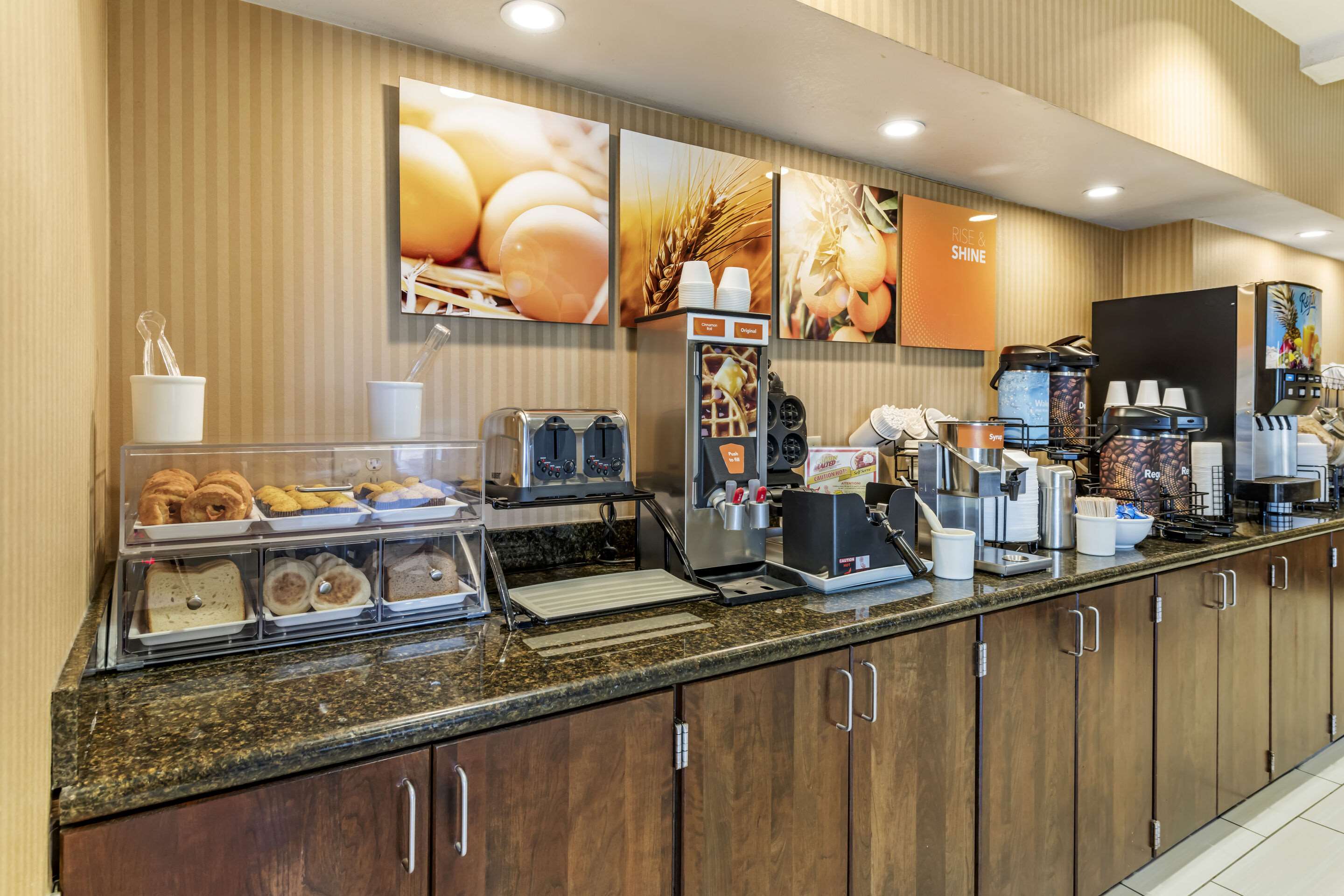 Breakfast area | Comfort Inn Albert Lea