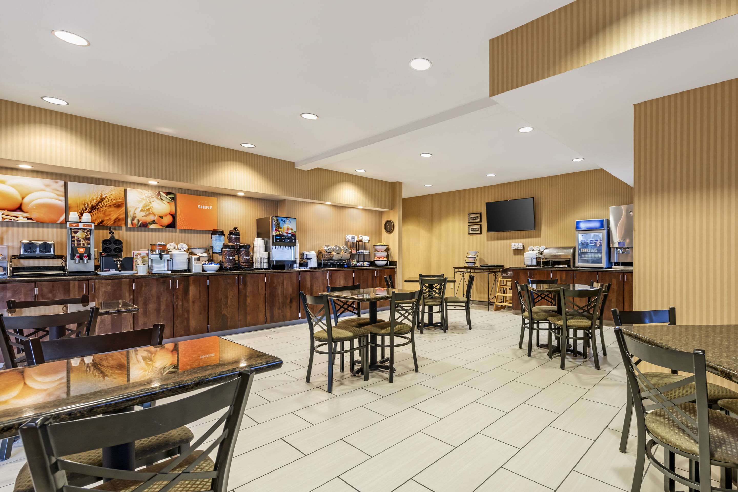 Breakfast area | Comfort Inn Albert Lea