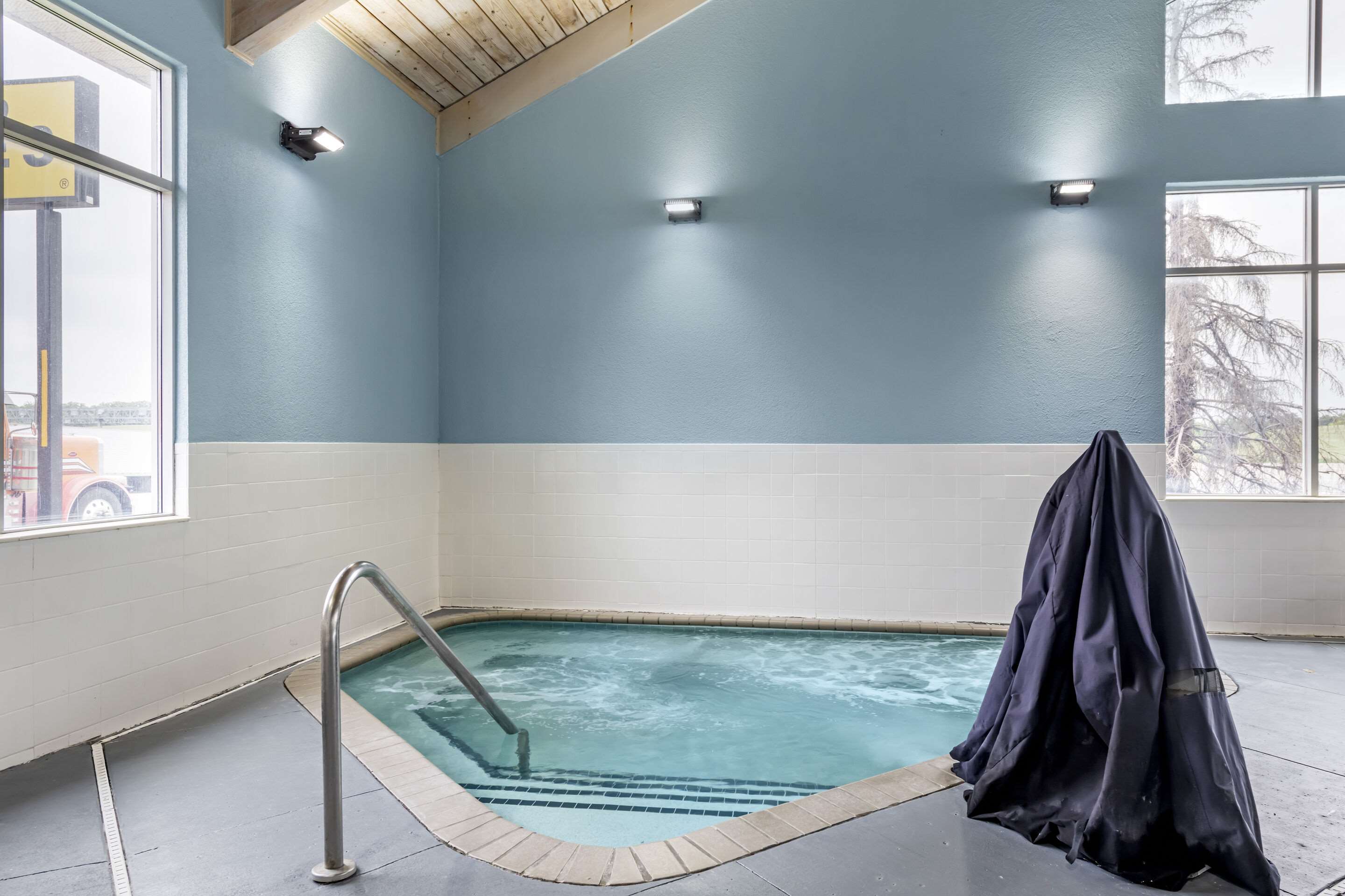 Indoor pool | Comfort Inn Albert Lea