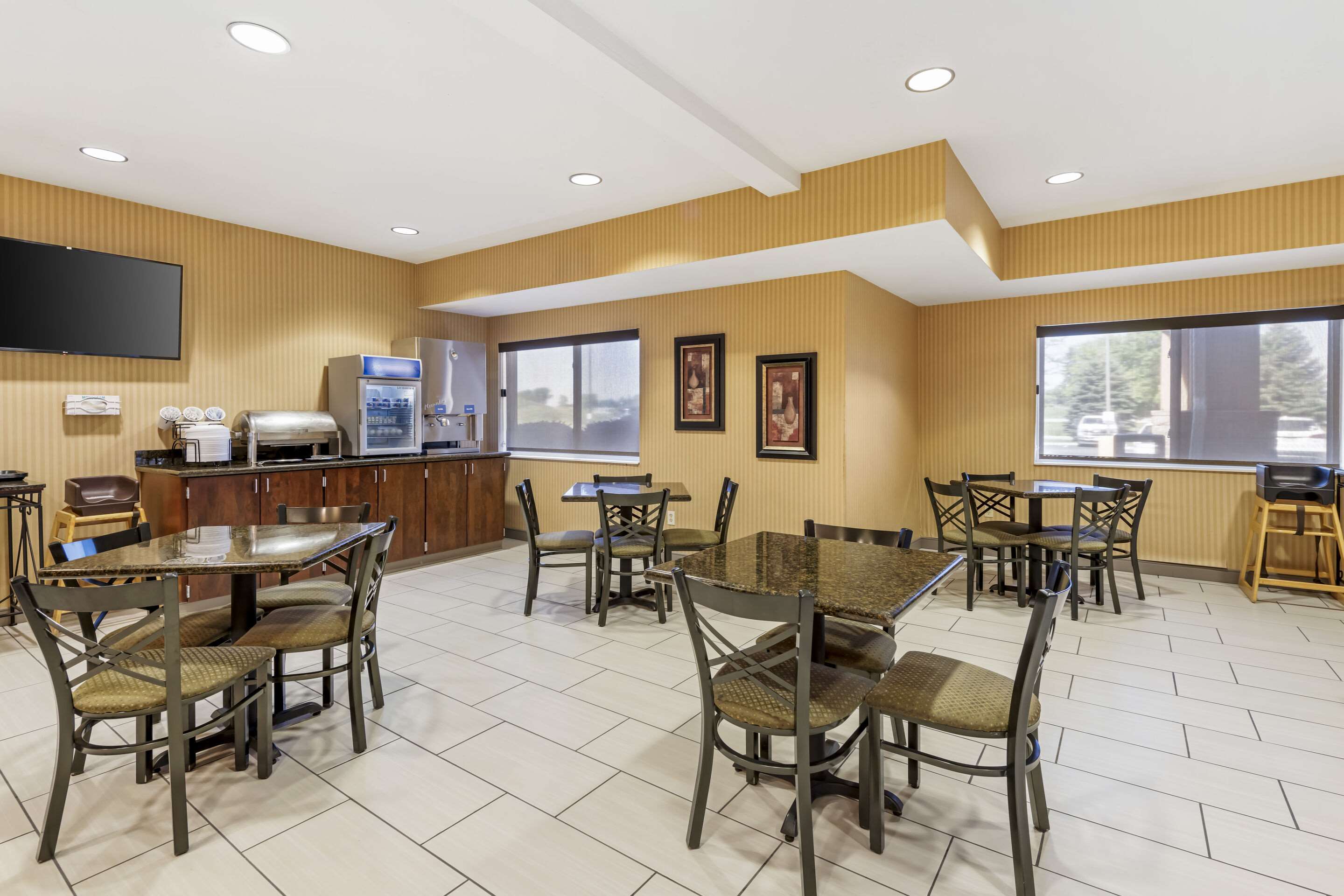 Breakfast area | Comfort Inn Albert Lea