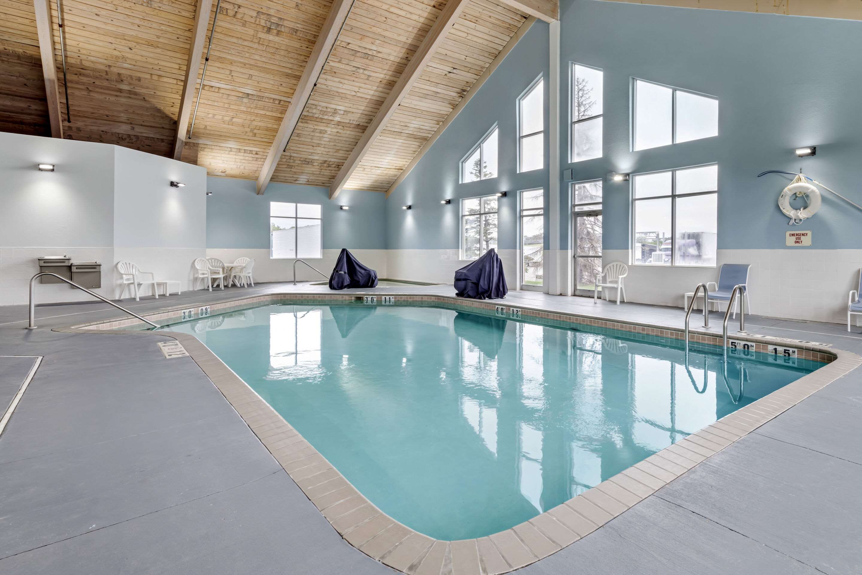 Indoor pool | Comfort Inn Albert Lea