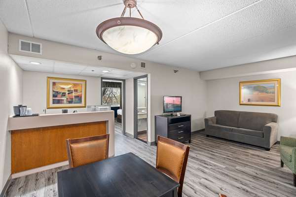 Suite - Quality Inn & Suites Minneapolis Airport Bloomington