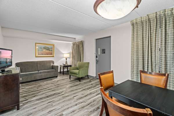 Suite - Quality Inn & Suites Minneapolis Airport Bloomington