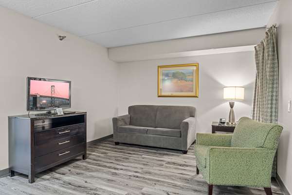 Suite - Quality Inn & Suites Minneapolis Airport Bloomington