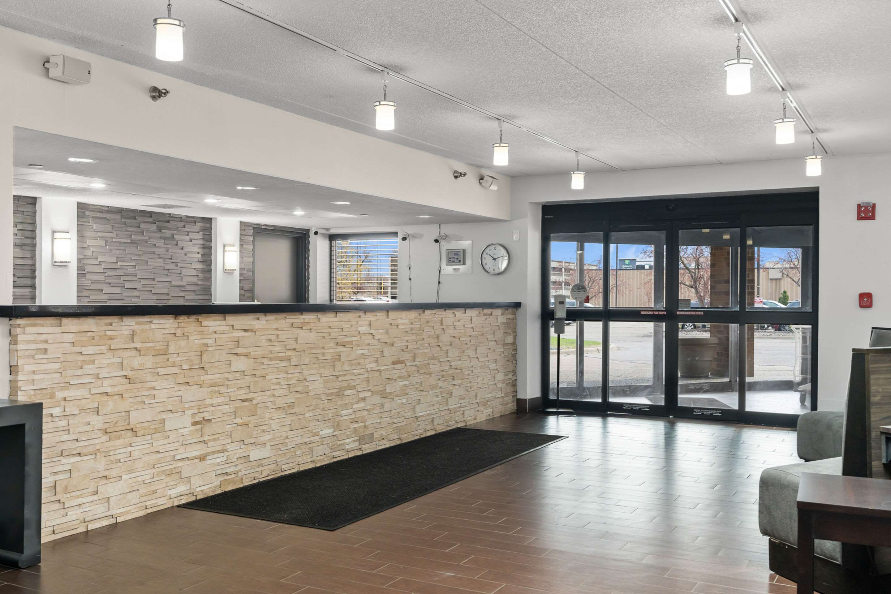 Front desk | Quality Inn & Suites Mall of America - MSP Airport