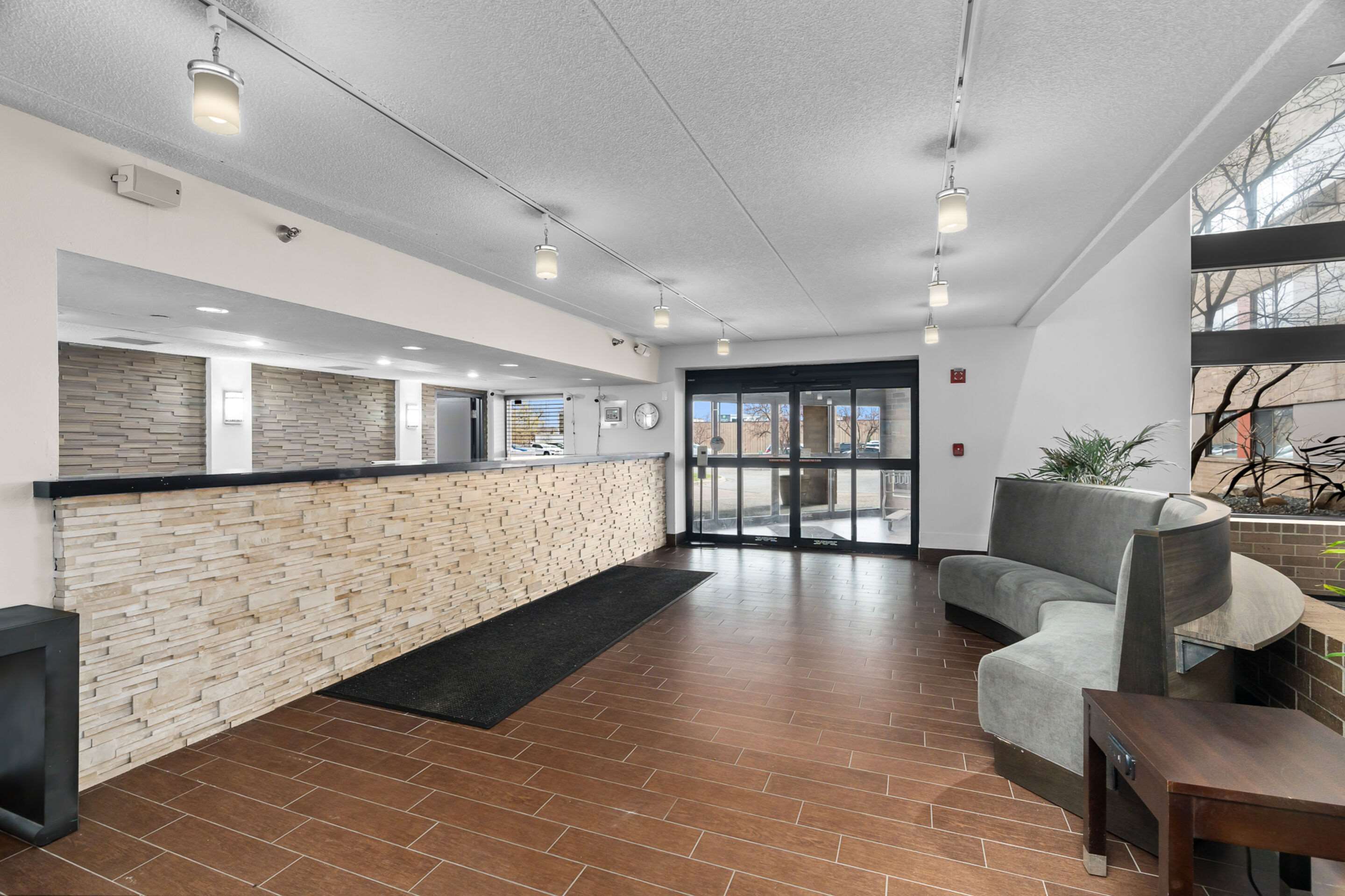Front desk | Quality Inn & Suites Mall of America - MSP Airport