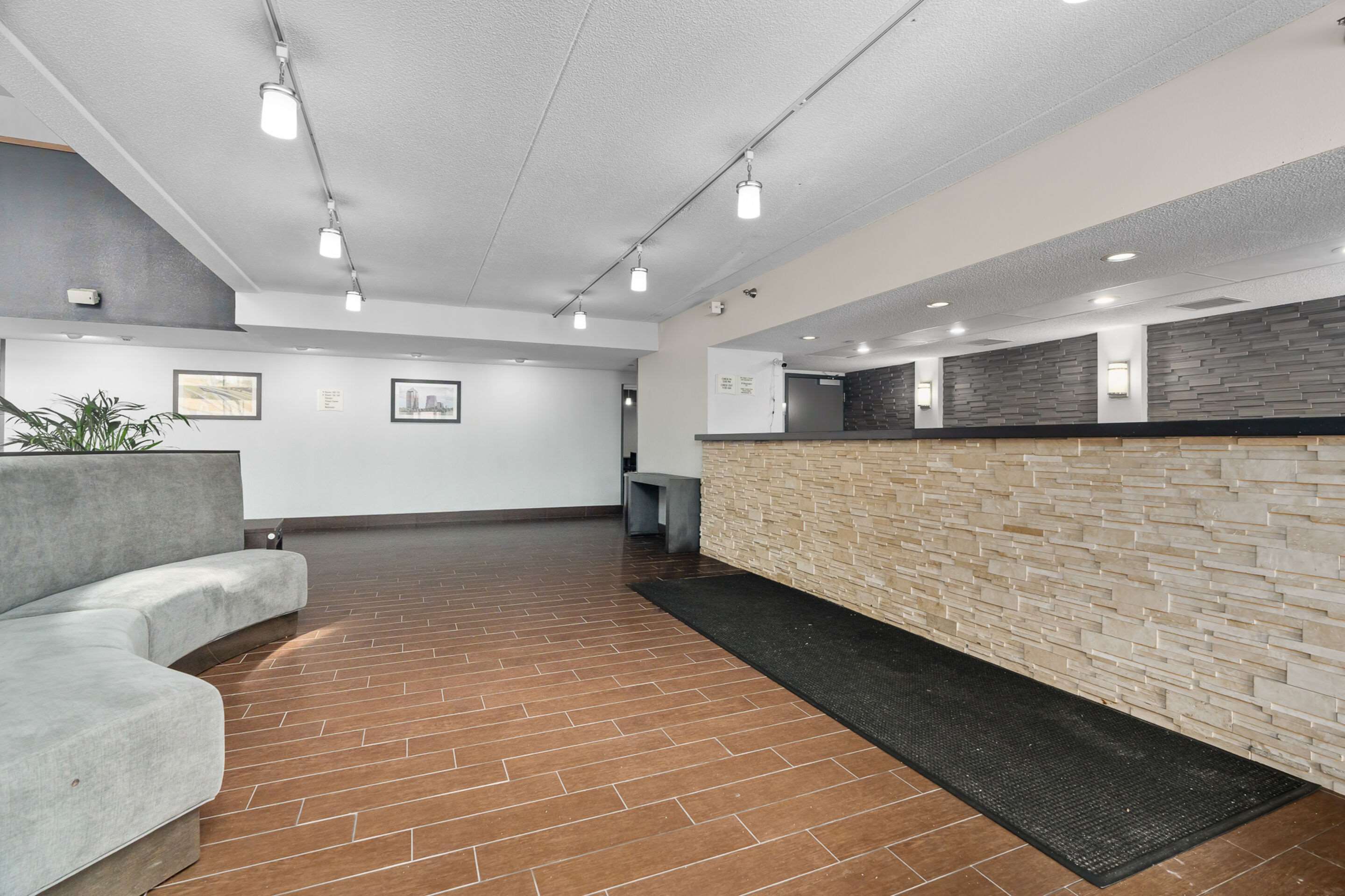 Front desk | Quality Inn & Suites Mall of America - MSP Airport