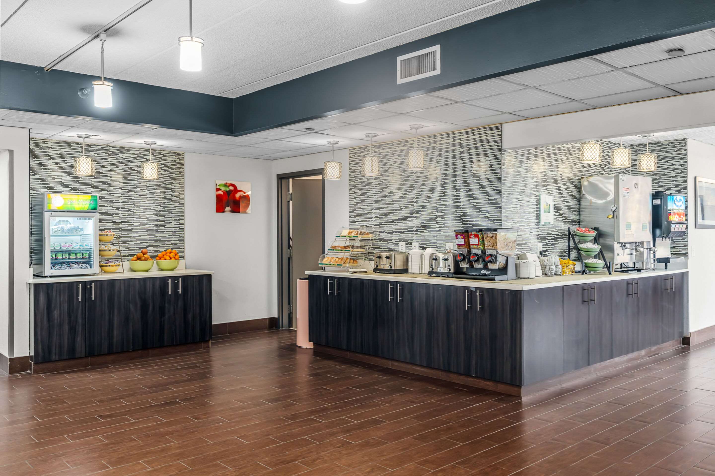 Breakfast area | Quality Inn & Suites Mall of America - MSP Airport