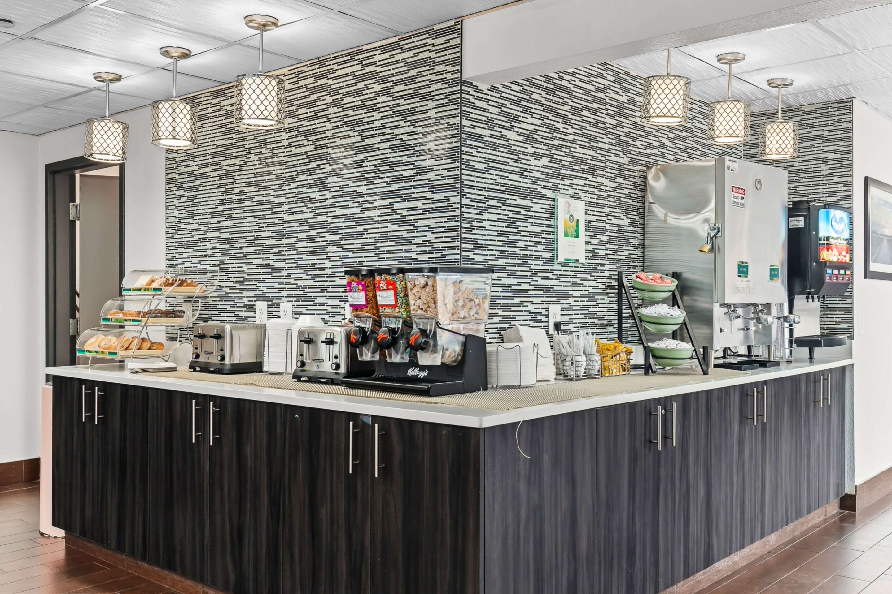 Breakfast area | Quality Inn & Suites Mall of America - MSP Airport