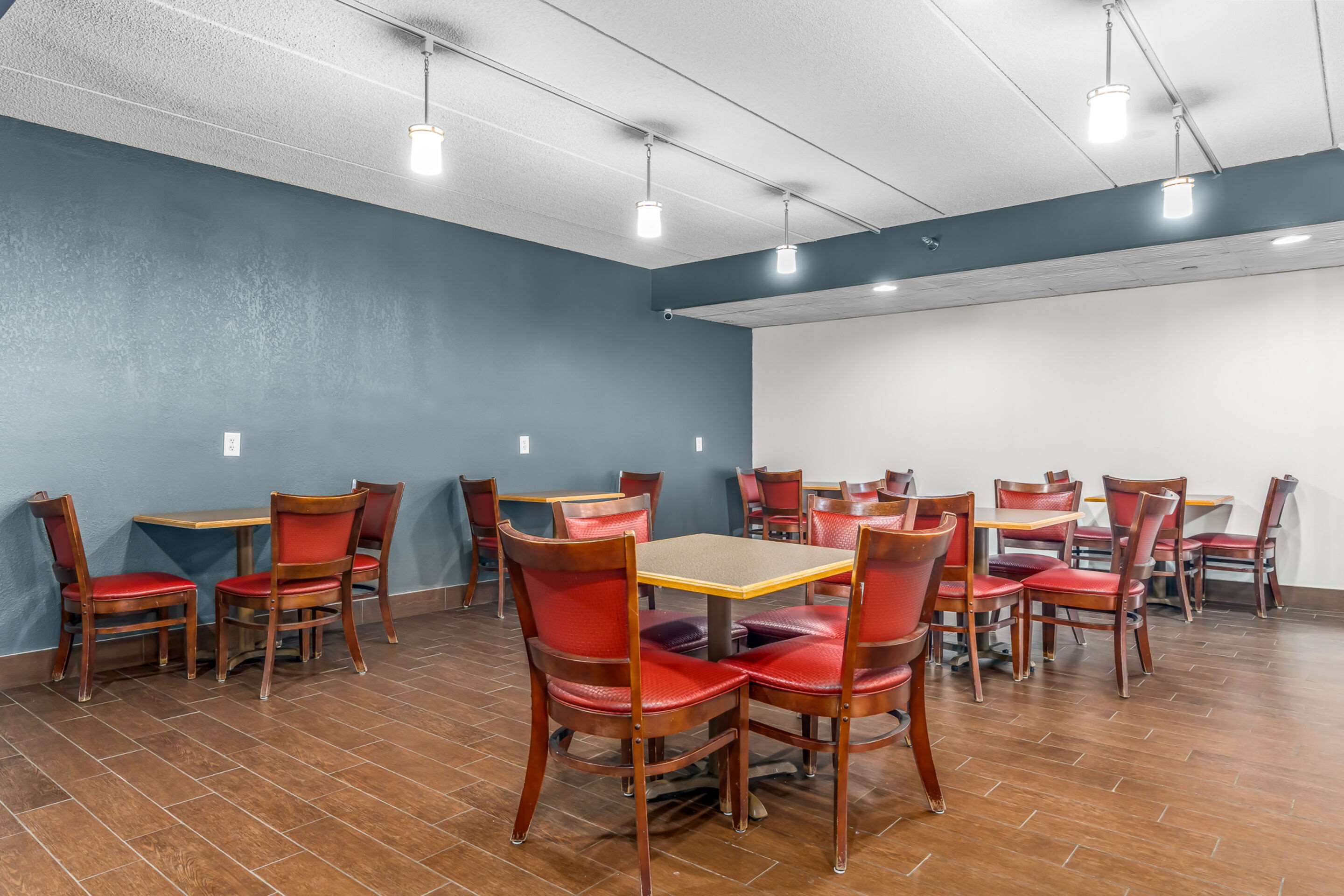 Enjoy breakfast in this seating area | Quality Inn & Suites Mall of America - MSP Airport