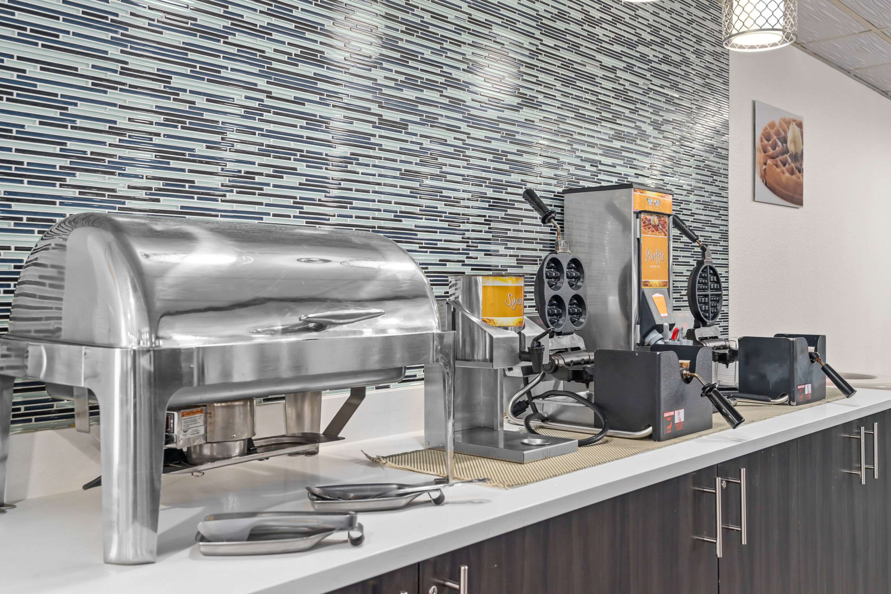 Breakfast area | Quality Inn & Suites Mall of America - MSP Airport