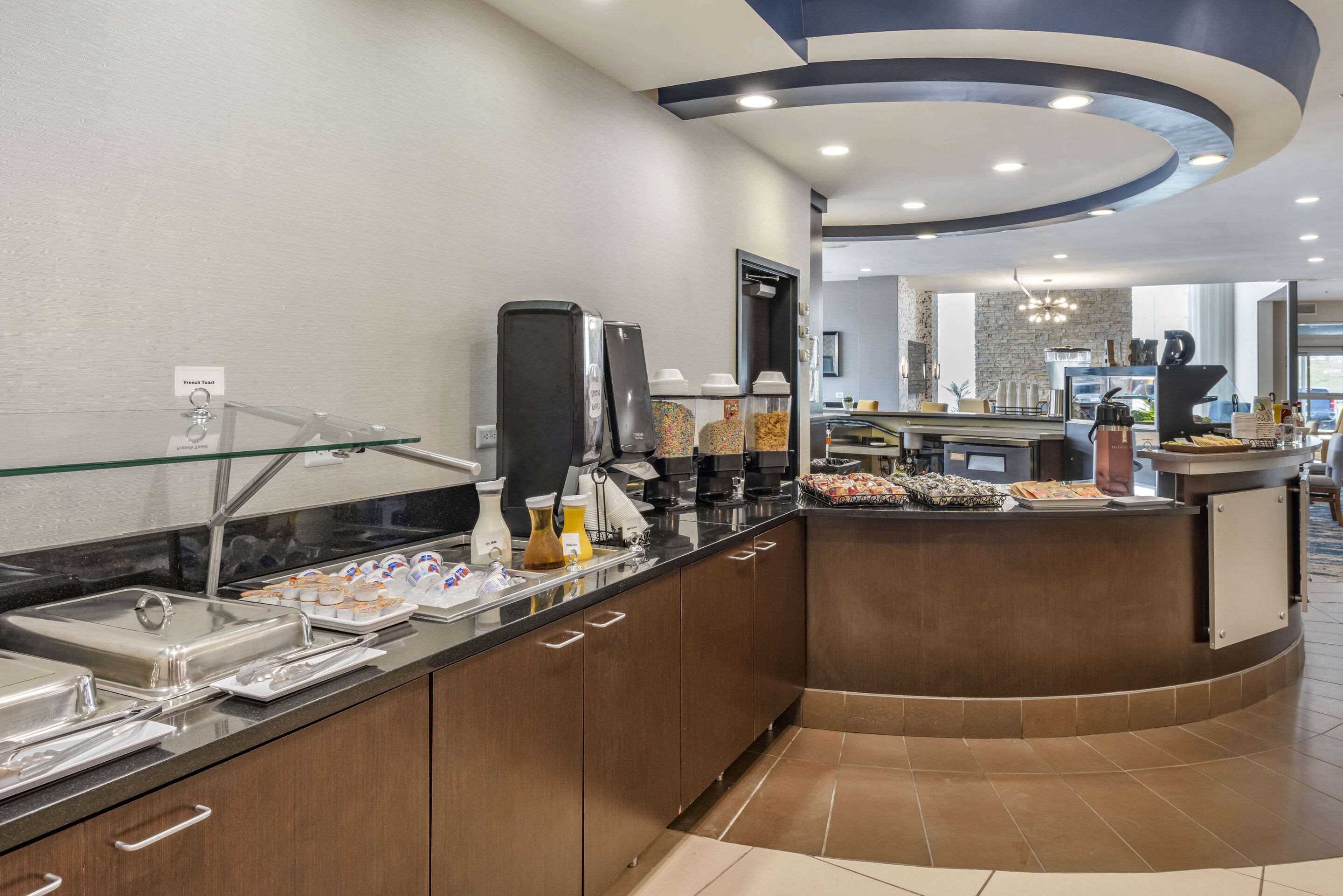 Breakfast area | Cambria Hotel Minneapolis Maple Grove