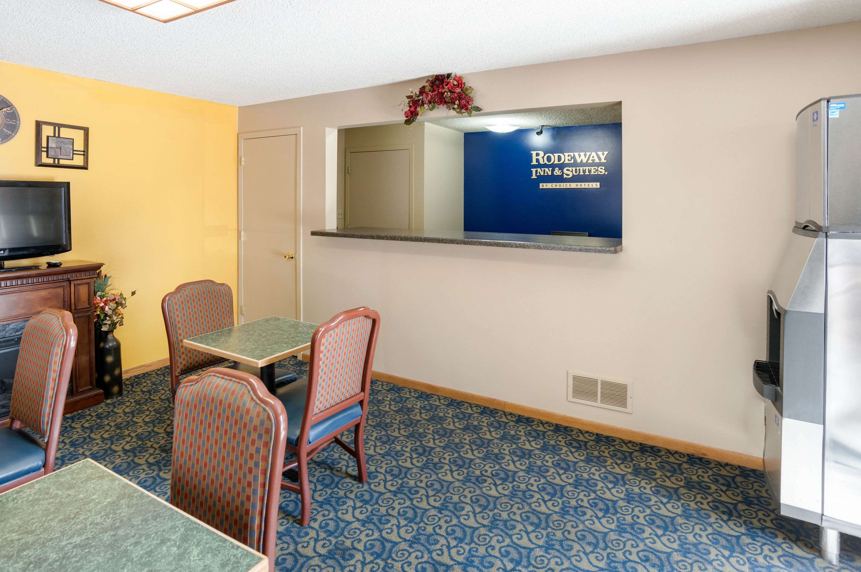 Hotel lobby | Rodeway Inn & Suites