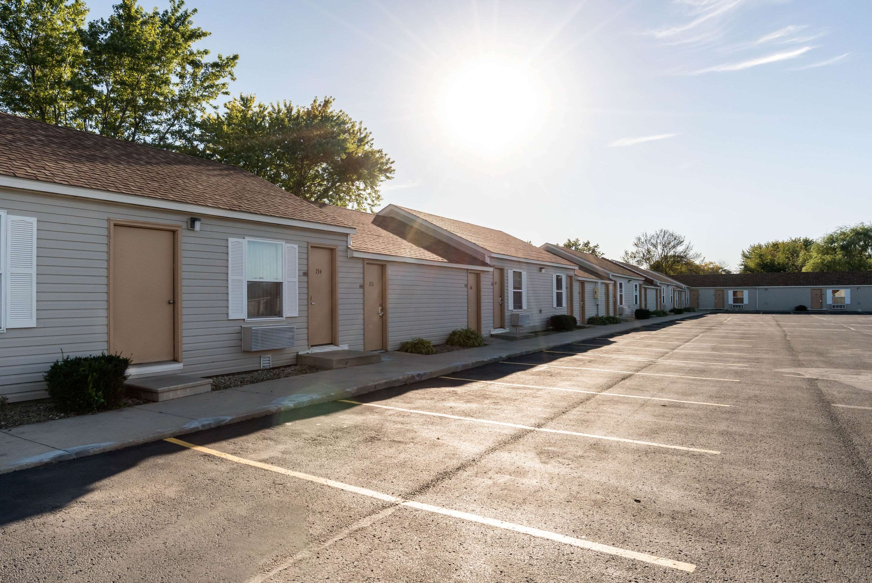 Hotel Exterior | Rodeway Inn & Suites