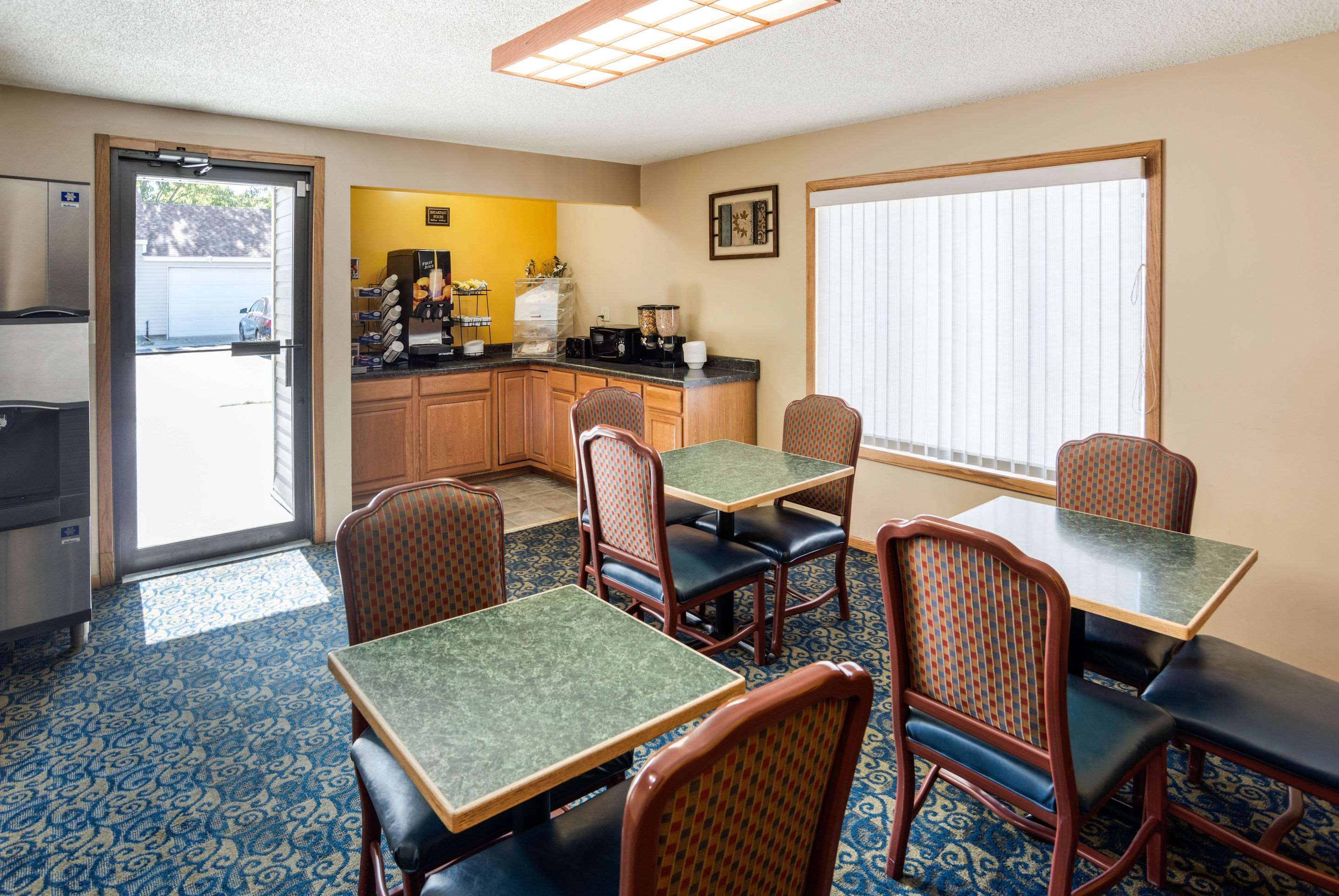 Breakfast area | Rodeway Inn & Suites