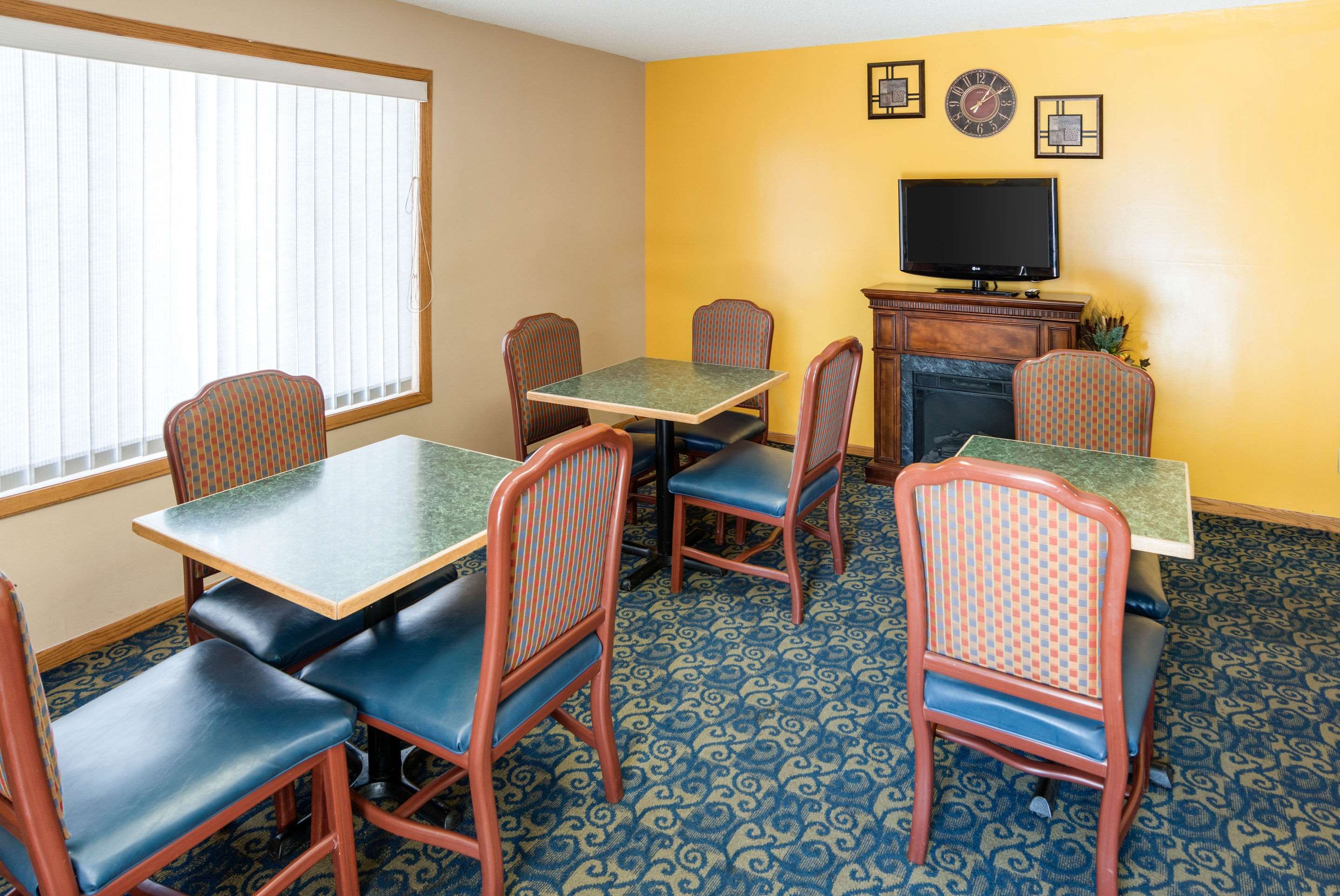 Breakfast area | Rodeway Inn & Suites