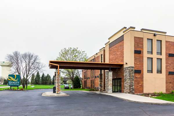 Exterior view - Quality Inn & Suites Arden Hills