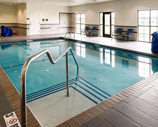 Pool - Comfort Inn & Suites Rochester