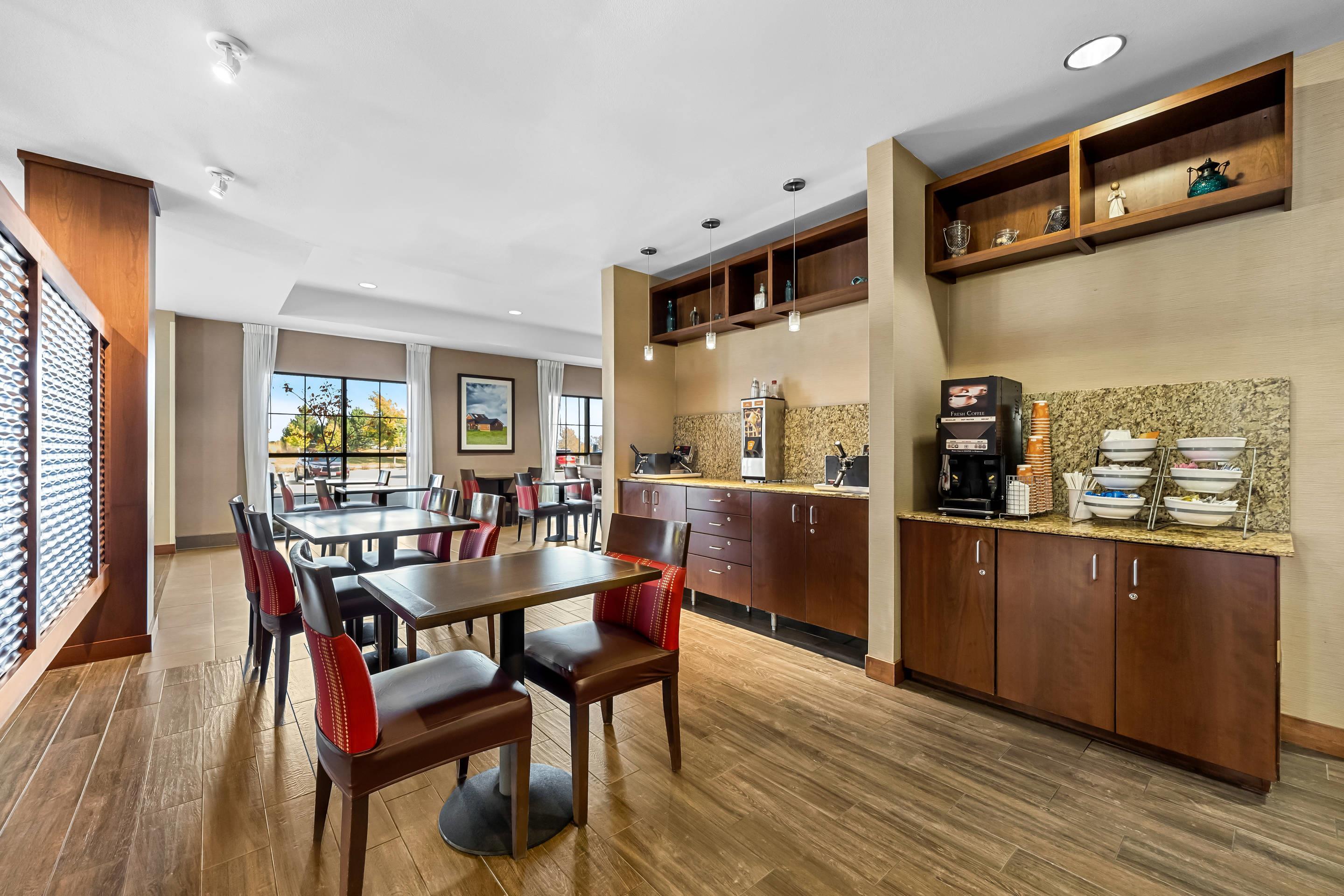 Enjoy breakfast in this seating area | Comfort Inn & Suites West - Medical Center